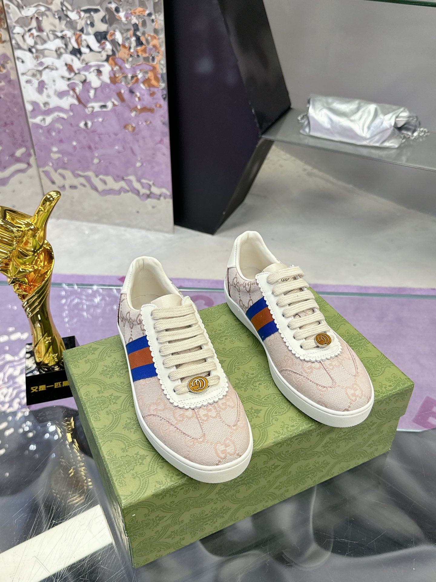 NO:173341,Gucci, Geographical Training Series, Casual Walking, Running Professional Design, GUCCI Top Version! The heavy-duty original version is replicated one-to-one!  !  Exclusive mold opening with large bottom buckle!  The latest early autumn style of the counter is the Morning Training Shoes!  Create a perfect style, and immediately show a sense of agelessness when worn, which is super versatile. The leather surface uses imported swaggered leather!  Imported silk canvas on cloth, which feels extremely comfortable. Imported mixed-bred sheepskin in the inner, boneless, super soft and delicate. Outsole Tpu size for women 35-40 men 39-45, casual shoes/sports shoes, gucci, gucci, sneakers, sheepskin, real silk19860909古驰 德训系列 休闲 散步 跑步专业设计 GUCCI顶级版本!重磅来袭原版一比一复刻！！大底饰扣独家开模！ 专柜最新早秋款德训鞋！打造属于完美的风格,穿上立刻显现出无龄感,超百搭. 皮面采用进口摔纹皮！ 布面进口真丝帆布,手感极其舒适. 内里进口混种羊皮,无骨,超级柔软细腻. 大底Tpu 码数女35-40 男39-45,休闲鞋/运动鞋,gucci,gucci,sneakers,sheepskin,real silk,Women's Shoes