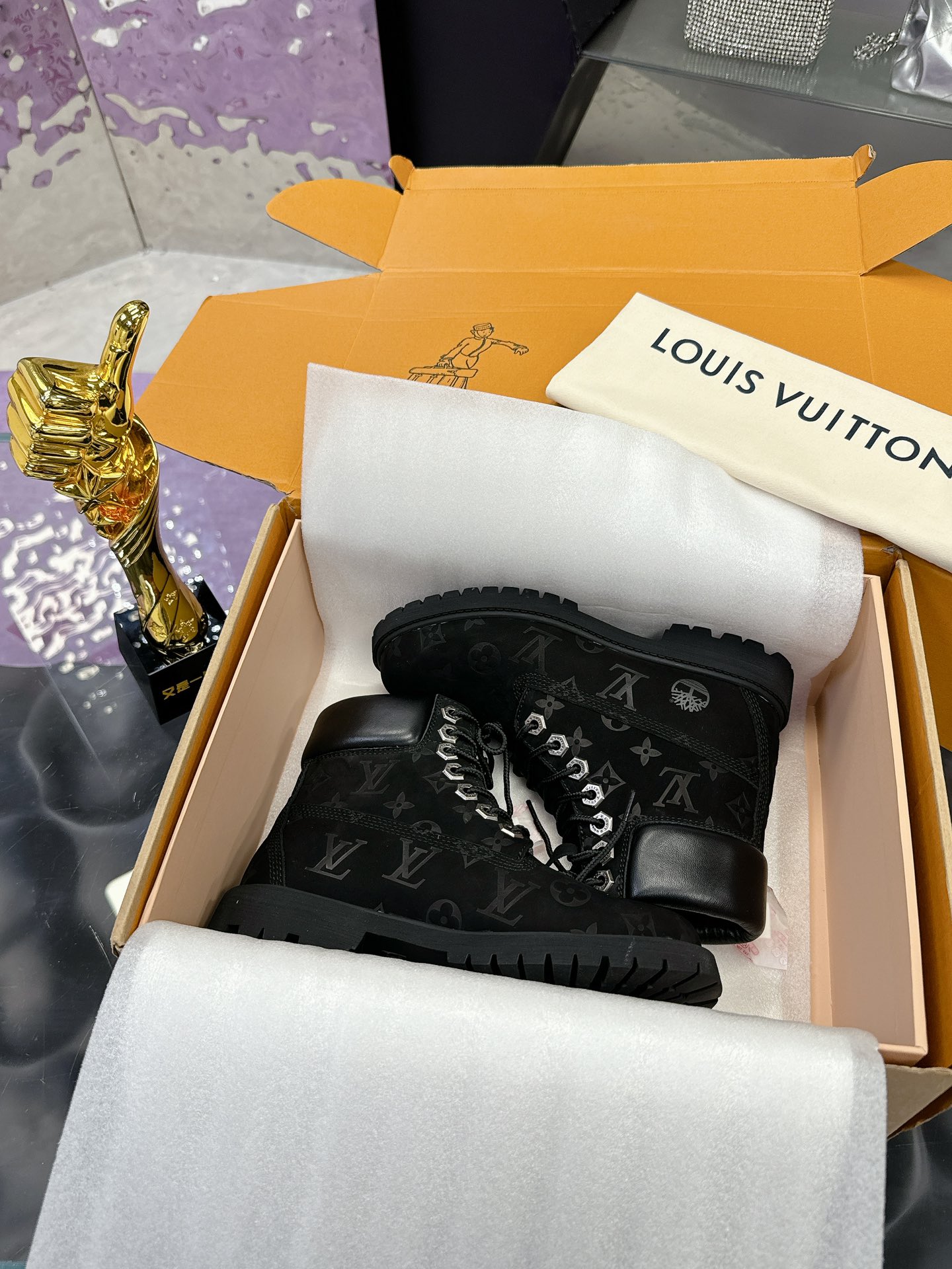 NO:172714,Embossed Gloss (couple model) LV x Timberland Timberland Co-branded model Presbyterian big yellow boots Ankle boots Short boots LV x Timberland ankle boots Monogram embossed waterproof nocturnal cowhide leather, relying on the brand's exquisite craftsmanship to carefully reshape the classic Timberland 6-inch boots, appearing in American work style, Monogram embossed tongue, Timberland original shoelaces and outsole created by Pharrell Williams, highlights the details of the Monogram embossed tongue, Timberland original shoelaces and outsole, and leather labels express cooperation logos. The delivery counter is exquisitely packaged. Fabric: Original custom imported top layer cowhide Inner: Original custom leather Outsole: Original open mold-proof rubber Sole thickness: 3.5CM Size:  Women's 35-40 Size: Men's 39-46, Boots, manolo blahnik, louis vuitton, boots, cowhide19860909压花 光面（情侣款） LV x Timberland 添柏岚 联名款 老花 大黄靴 及踝靴 短靴 LV x Timberland 及踝靴取材 Monogram 压纹防水正绒面牛皮革,依托品牌精湛匠艺于意大利悉心重塑经典 Timberland 6 英寸靴型,以美式工装格调瞩目亮相 Pharrell Williams 打造的 Monogram 压纹鞋舌、Timberland 原版鞋带和外底点睛考究细节,皮革标签抒写合作标识 配送专柜精美包装 面料: 原版定制进口头层牛皮 内里: 原版定制皮里 大底: 原版开模防滑橡胶材质 底厚: 3.5CM Size: 女款35-40 Size: 男款39-46,靴子,manolo blahnik,louis vuitton,boots,cowhide,Women's Shoes