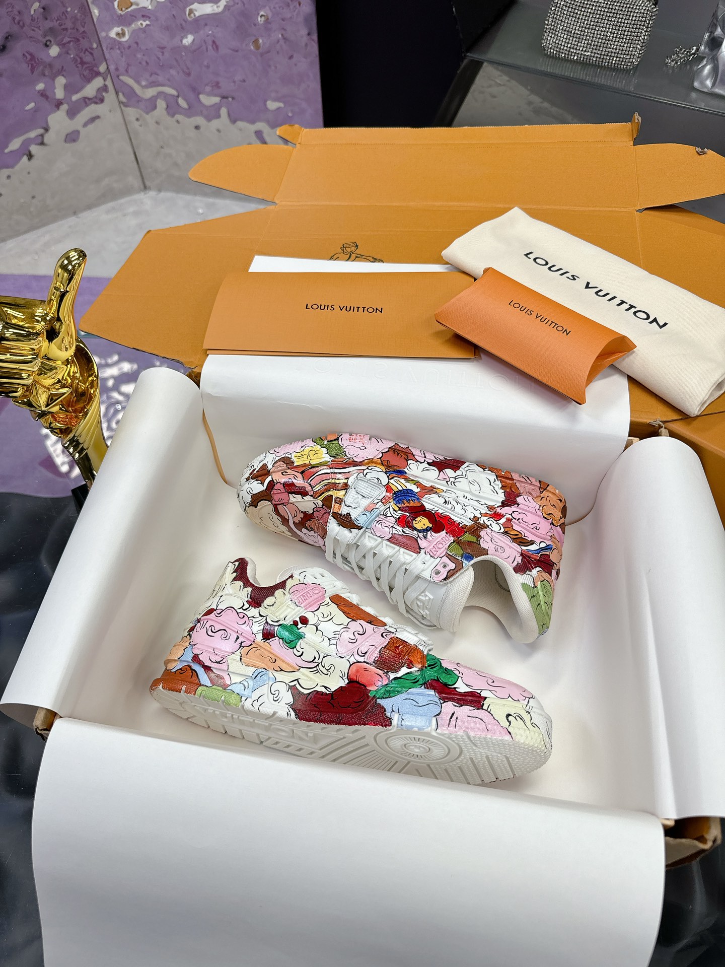 NO:173784,(Artist hand-painted co-branded model) Pay attention to no quality issues, no return or exchange, original development, quality shipment, welcome to compare - LV board shoes series LV Trainer Maxi sneakers introduce the loose silhouette of the ready-to-wear series into the LV Trainer sneaker design of Virgil Abloh, and the spring and summer men's clothing show was highlighted. The cowhide upper combines rough fabric laces to point out the classic brand elements with colorful beads. The LV letters marked the tongue, and Monogram flowers live on the outsole. The mixed material is made of top layer cowhide, wrapped in imported custom-made denim, thick lace-up design, with Monogram large print on the side, the tongue and heel 