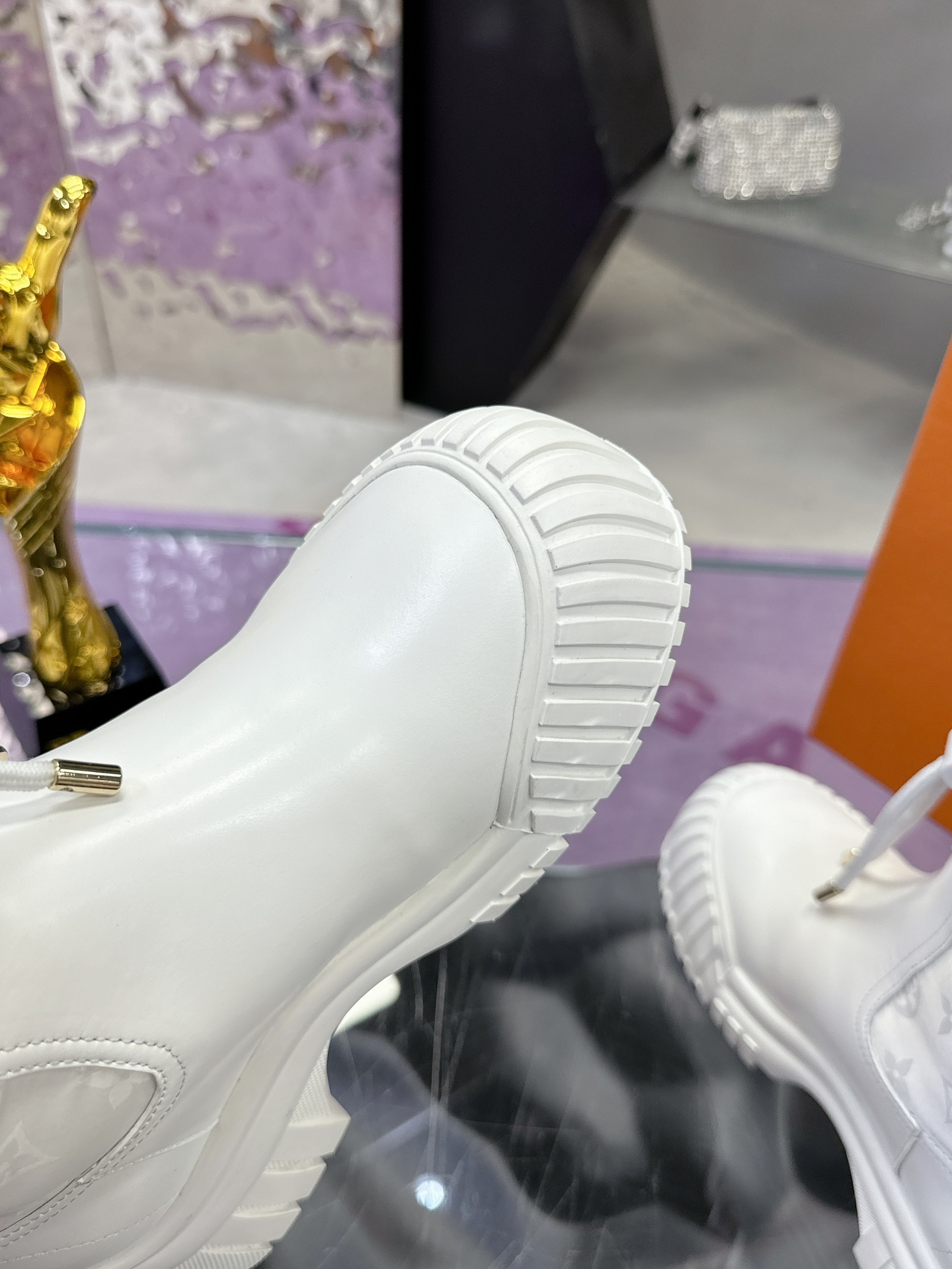 Lv真皮真毛厚底スニーカー - レトロでスタイリッシュなデザイン