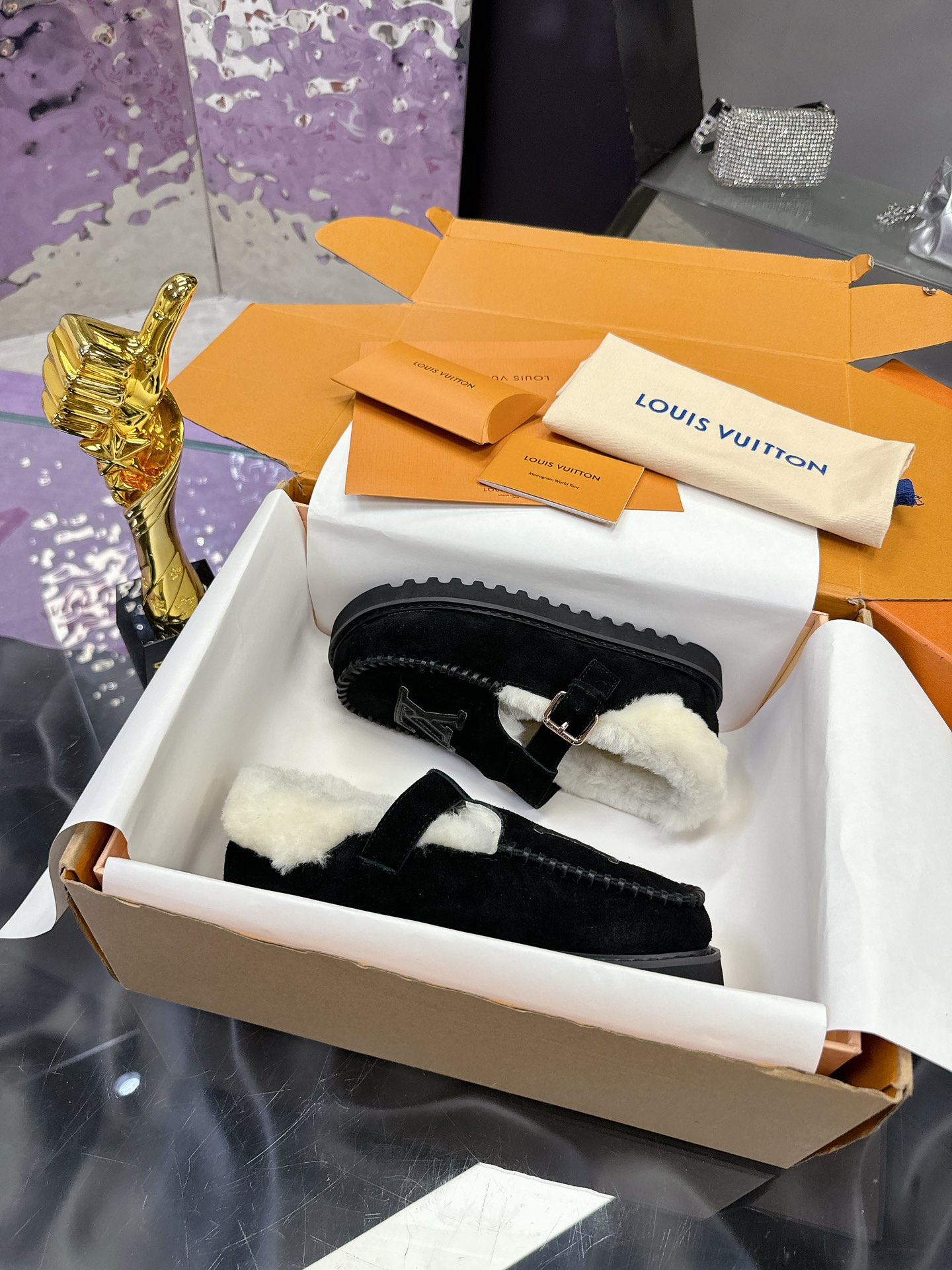 NO:535816,Louis Vuitton lv louis vuott…on fw24 new arrival ~ the latest fur slippers in autumn and winter ~ This pair of fur drags is also very beautiful!  The cortical ones are very advanced!  !  !Paired with jeans in autumn and winter, it is simply perfect!  Do you have the ideal height immediately when you wear it?  Big love style, with fashion elements, the upper appearance is full of nobleness. It can always show the feminine fashion charm when worn. Fashionable but not overly ostentatious. The upper is high-end beef tendon and donkey letter buckles are so beautiful. The upper is imported high-end matte/cowhide. The original sole of the sole imported from the inside. Real wool Size35-40 (41 customization), fur shoes, louis vuitton, louis vuitton, louis vuitton, louis vuitton, louis vuitton, louis vuitton, louis vuitton, louis vuitton, slippers, shorts, cowhide19860909路易威登lv louis vuott…on fw24 new arrival～秋冬最新款毛毛拖鞋～ 这双毛拖也是好好看！皮质的就是非常高级呀！！!搭配秋冬的牛仔短裤 简直就是完美呀！穿上立马拥有理想的身高有没有！ 大爱款,有时尚元素,鞋面外表 贵气感十足 穿上它总能展现女性时尚韵味 时尚却不过分张扬,鞋面高档牛筋加上驴家字母扣实在太美 鞋面进口高端 磨砂/牛皮 大底原版大底 内里进口真羊毛 Size35-40（41 定制）,毛毛鞋,louis vuitton,louis vuitton,louis vuitton,louis vuitton,louis vuitton,slippers,shorts,cowhide,Women's Shoes