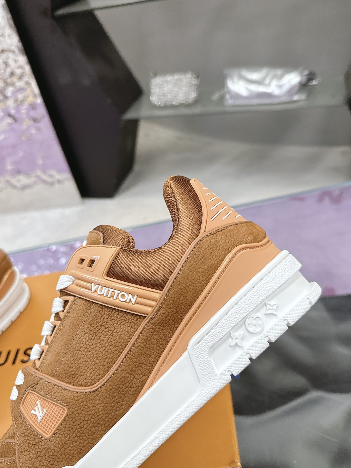 Louis Vuitton LV Trainer Maxi运动鞋将成衣系列的宽松廓形引入VirgilAbloh笔下的LVTrainer运动鞋设计