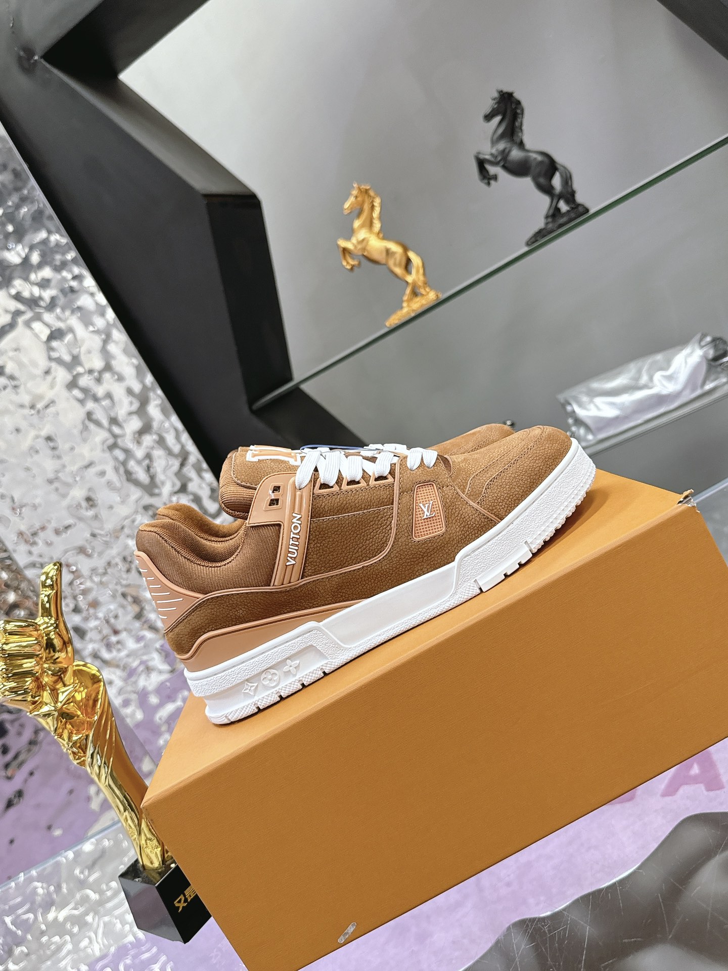 Louis Vuitton LV Trainer Maxi运动鞋将成衣系列的宽松廓形引入VirgilAbloh笔下的LVTrainer运动鞋设计