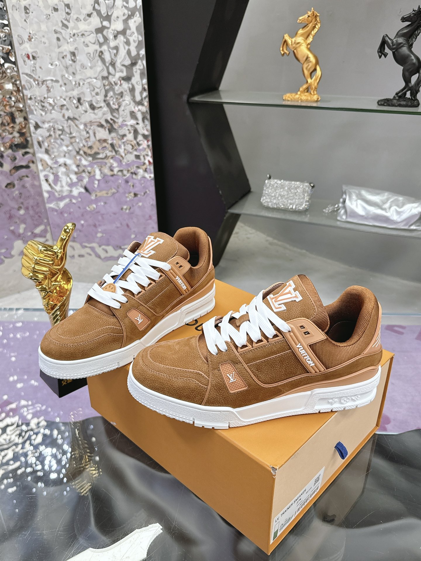 Louis Vuitton LV Trainer Maxi运动鞋将成衣系列的宽松廓形引入VirgilAbloh笔下的LVTrainer运动鞋设计