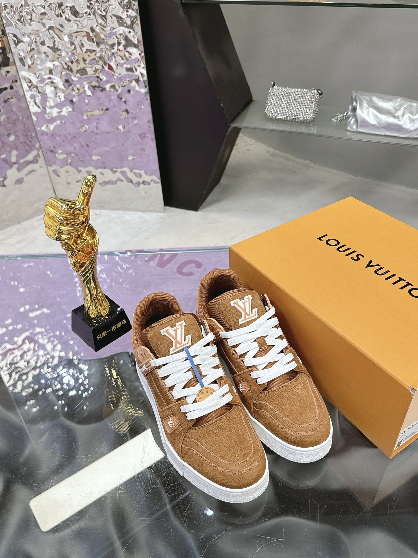 Louis Vuitton LV Trainer Maxi运动鞋将成衣系列的宽松廓形引入VirgilAbloh笔下的LVTrainer运动鞋设计