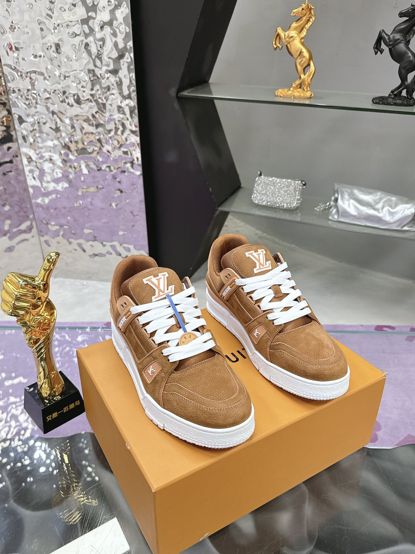 Louis Vuitton LV Trainer Maxi运动鞋将成衣系列的宽松廓形引入VirgilAbloh笔下的LVTrainer运动鞋设计