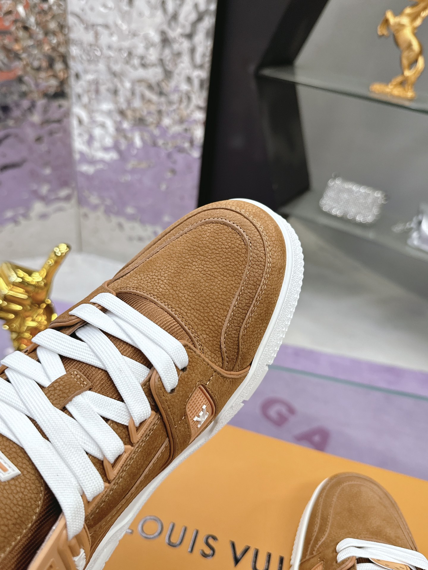 Louis Vuitton LV Trainer Maxi运动鞋将成衣系列的宽松廓形引入VirgilAbloh笔下的LVTrainer运动鞋设计