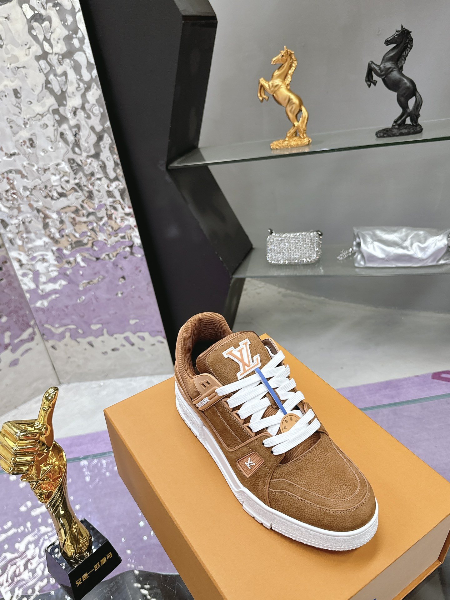 Louis Vuitton LV Trainer Maxi运动鞋将成衣系列的宽松廓形引入VirgilAbloh笔下的LVTrainer运动鞋设计