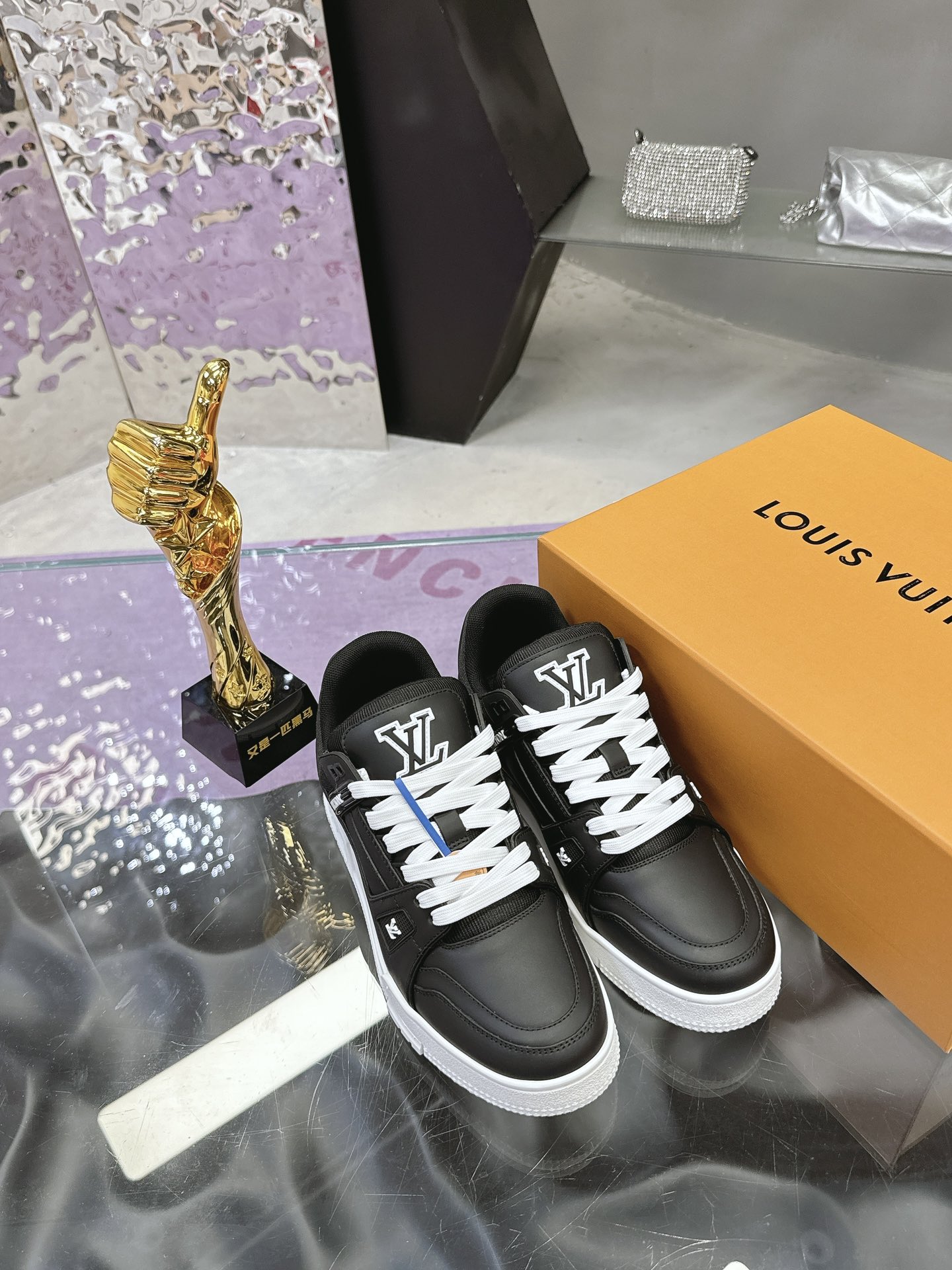Louis Vuitton LV Trainer Maxi运动鞋将成衣系列的宽松廓形引入VirgilAbloh笔下的LVTrainer运动鞋设计