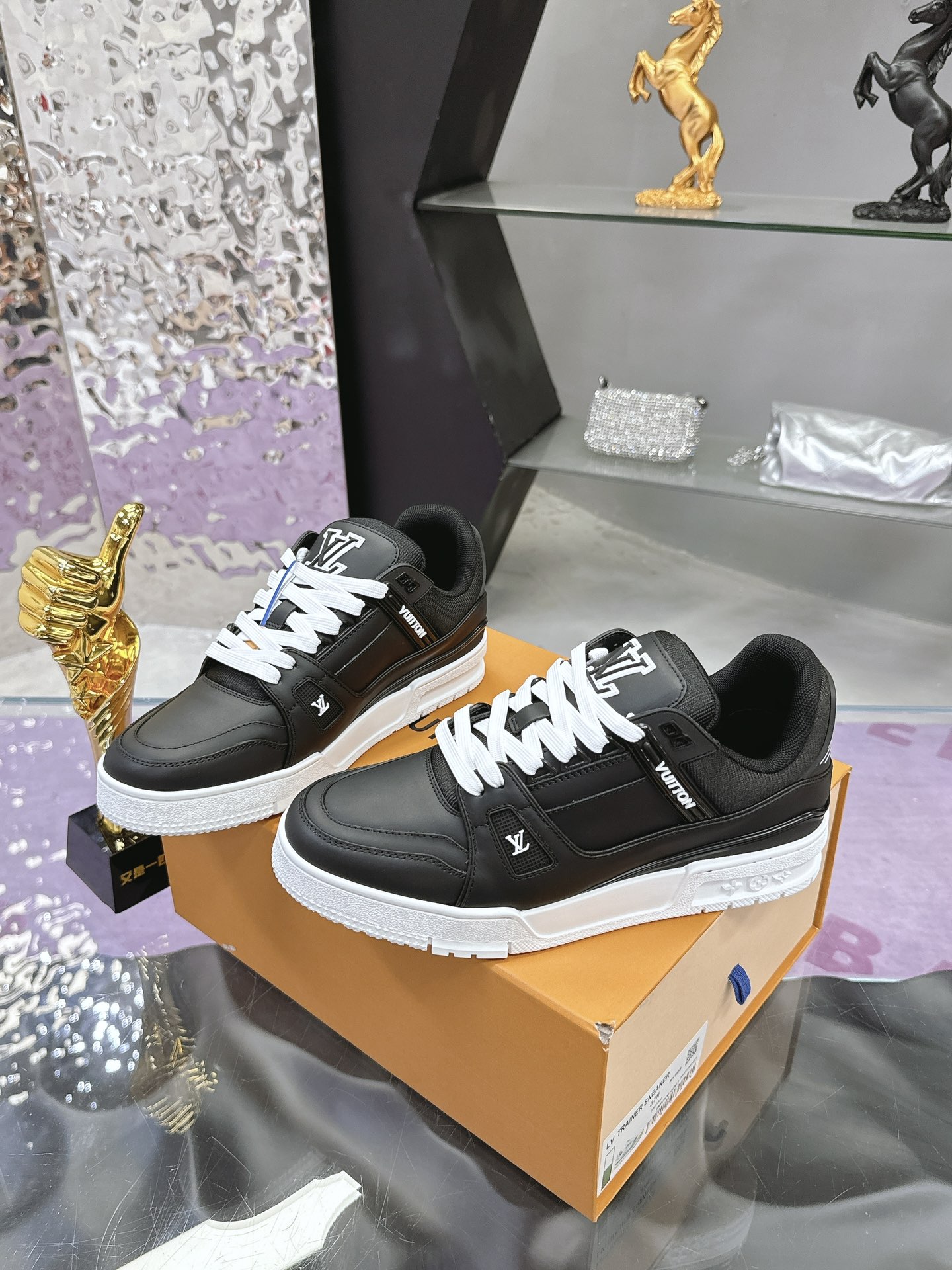 Louis Vuitton LV Trainer Maxi运动鞋将成衣系列的宽松廓形引入VirgilAbloh笔下的LVTrainer运动鞋设计