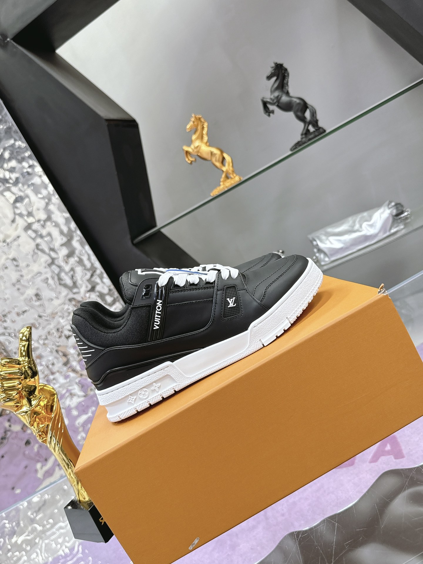 Louis Vuitton LV Trainer Maxi运动鞋将成衣系列的宽松廓形引入VirgilAbloh笔下的LVTrainer运动鞋设计