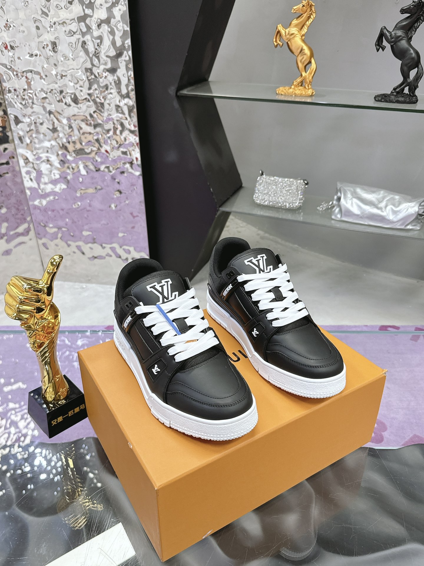 Louis Vuitton LV Trainer Maxi运动鞋将成衣系列的宽松廓形引入VirgilAbloh笔下的LVTrainer运动鞋设计