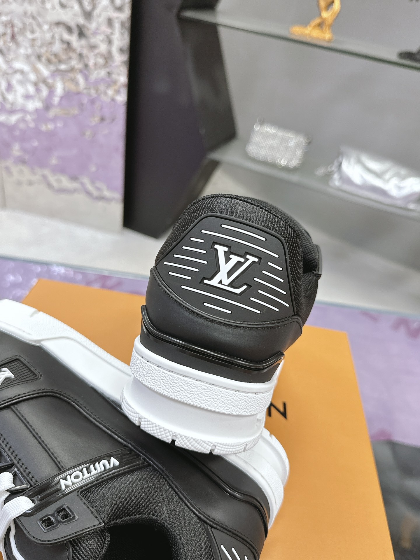 Louis Vuitton LV Trainer Maxi运动鞋将成衣系列的宽松廓形引入VirgilAbloh笔下的LVTrainer运动鞋设计