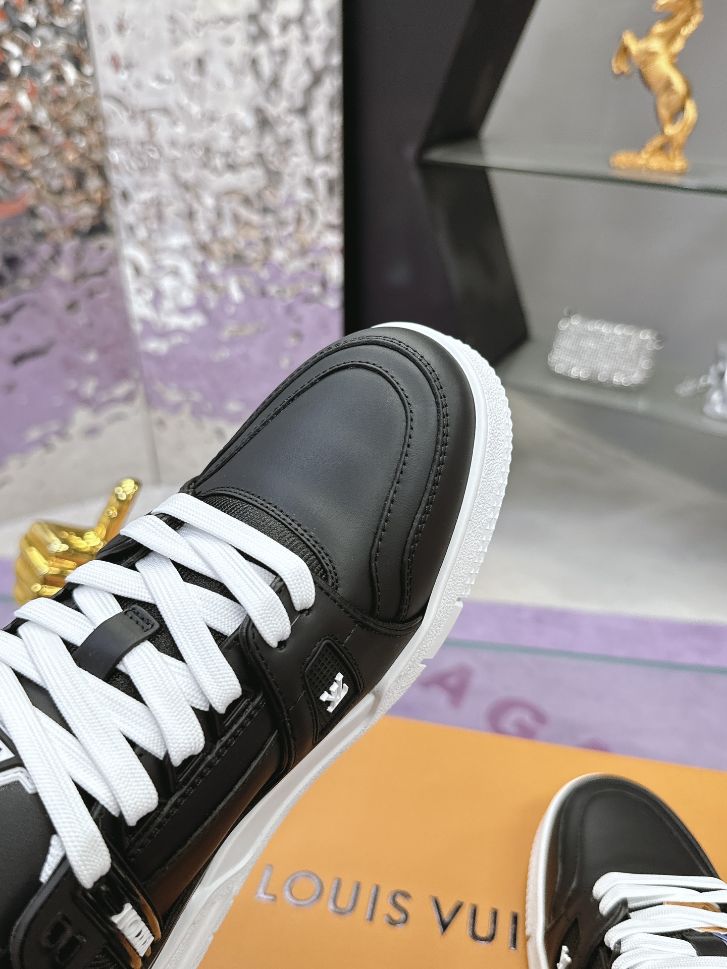 Louis Vuitton LV Trainer Maxi运动鞋将成衣系列的宽松廓形引入VirgilAbloh笔下的LVTrainer运动鞋设计