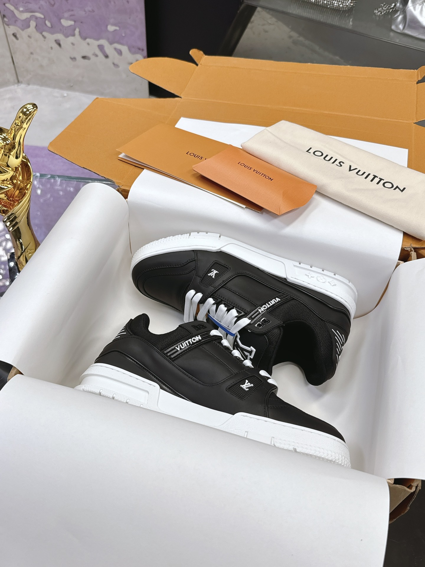 Louis Vuitton LV Trainer Maxi运动鞋将成衣系列的宽松廓形引入VirgilAbloh笔下的LVTrainer运动鞋设计