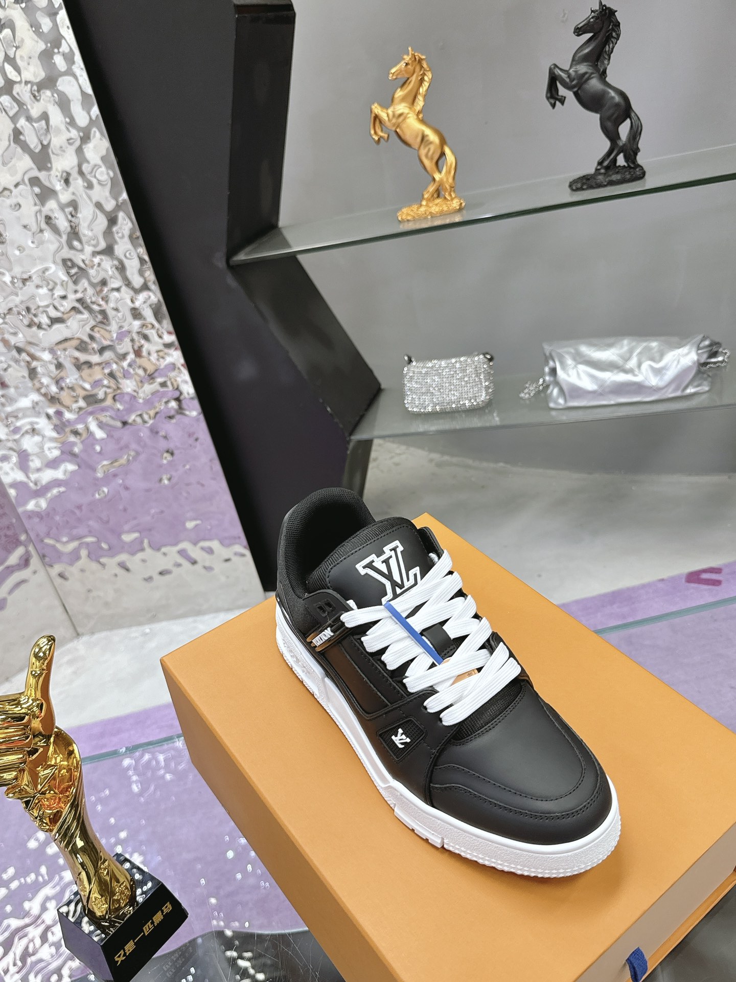 Louis Vuitton LV Trainer Maxi运动鞋将成衣系列的宽松廓形引入VirgilAbloh笔下的LVTrainer运动鞋设计