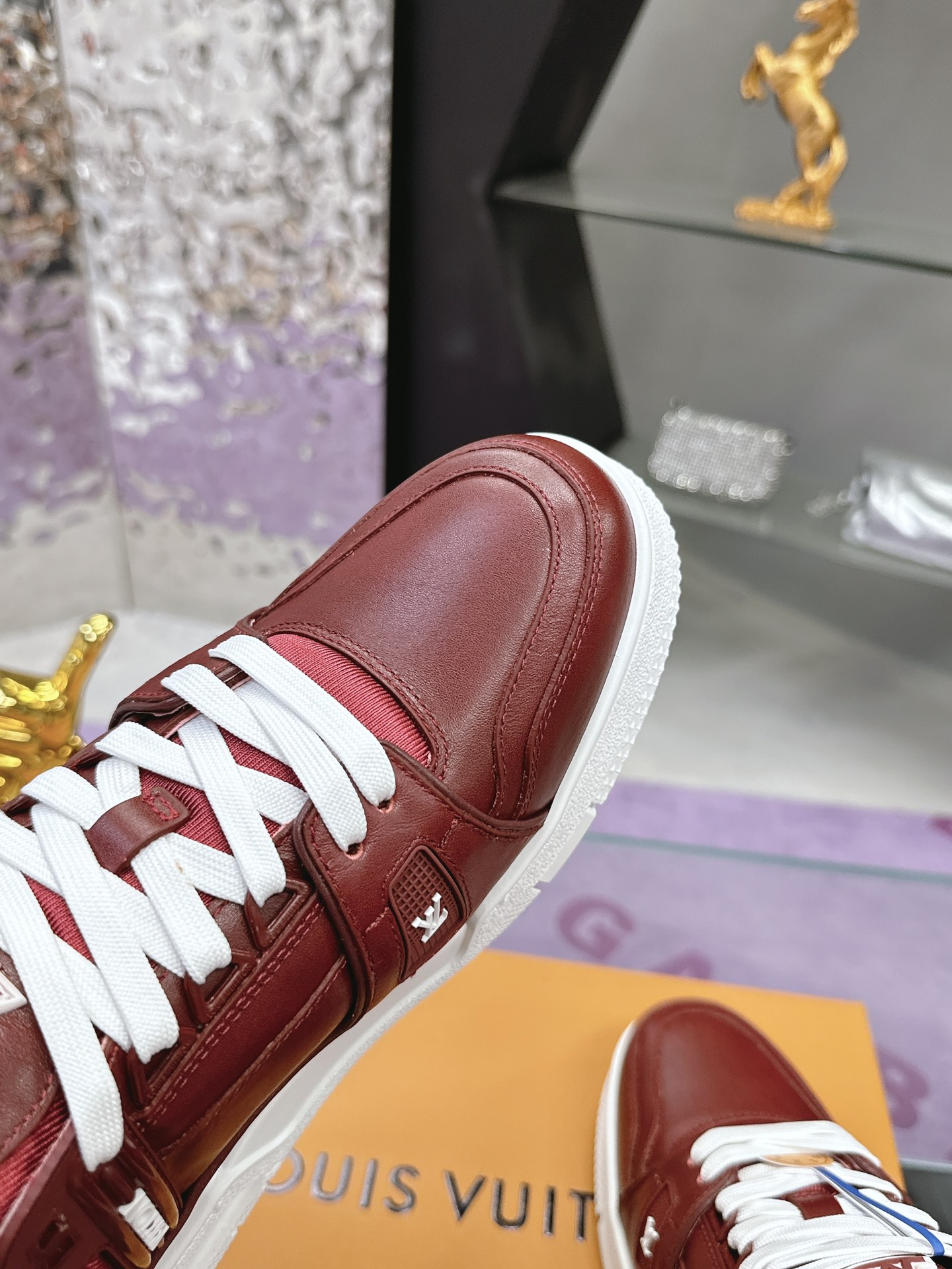 Louis Vuitton LV Trainer Maxi运动鞋将成衣系列的宽松廓形引入VirgilAbloh笔下的LVTrainer运动鞋设计