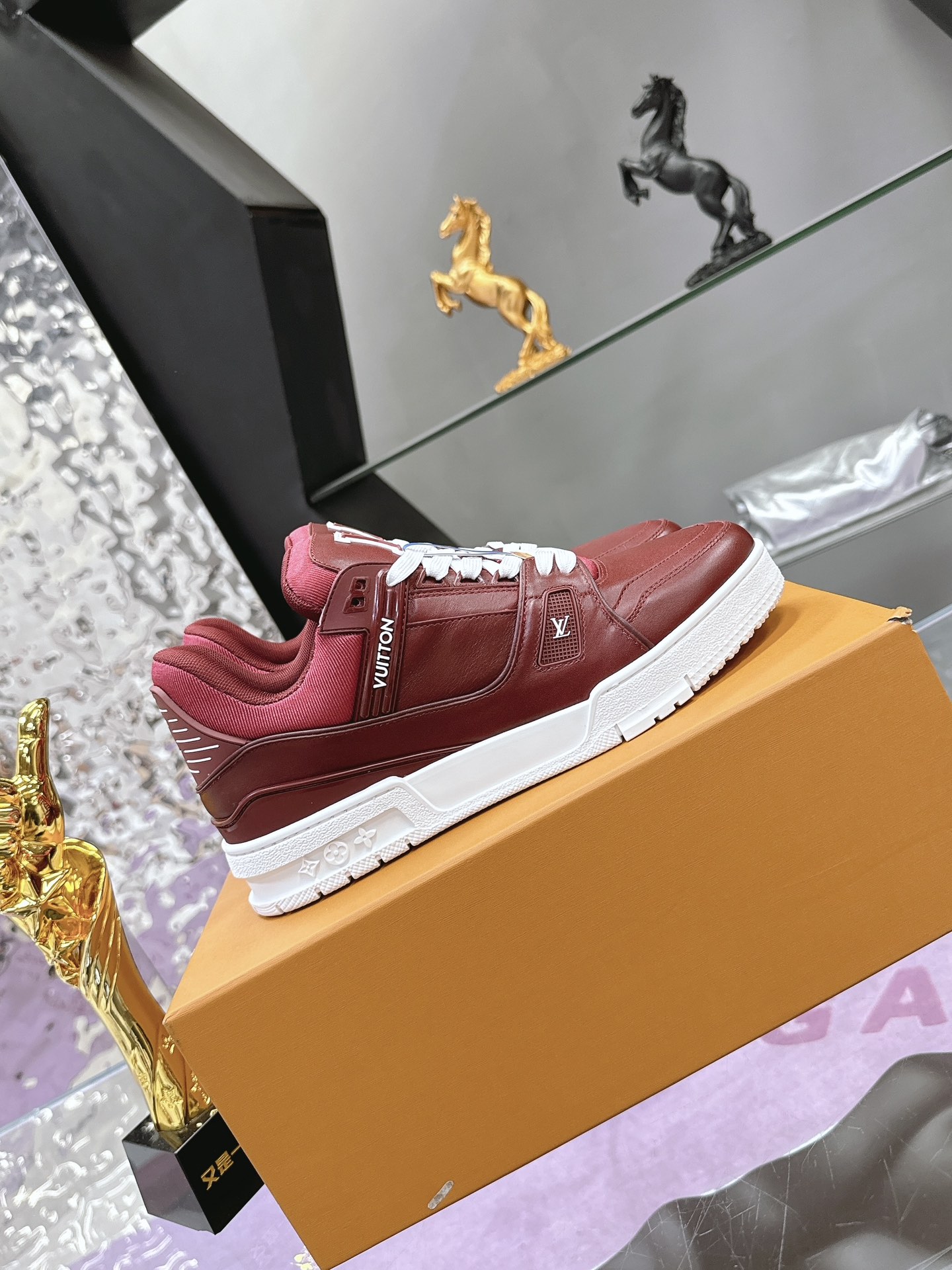 Louis Vuitton LV Trainer Maxi运动鞋将成衣系列的宽松廓形引入VirgilAbloh笔下的LVTrainer运动鞋设计