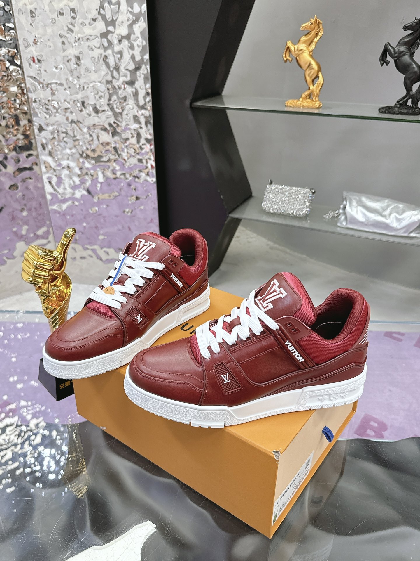 Louis Vuitton LV Trainer Maxi运动鞋将成衣系列的宽松廓形引入VirgilAbloh笔下的LVTrainer运动鞋设计