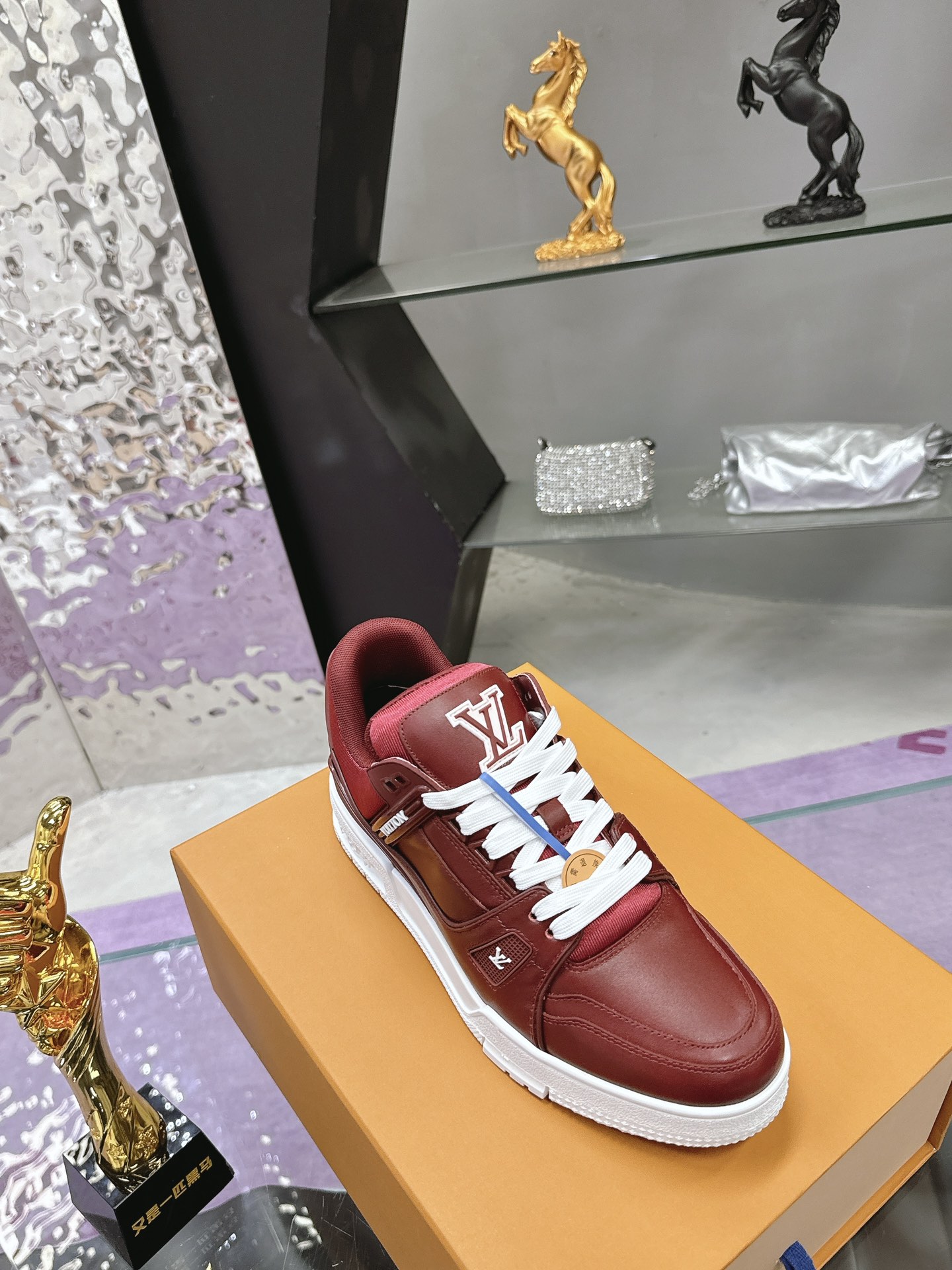 Louis Vuitton LV Trainer Maxi运动鞋将成衣系列的宽松廓形引入VirgilAbloh笔下的LVTrainer运动鞋设计
