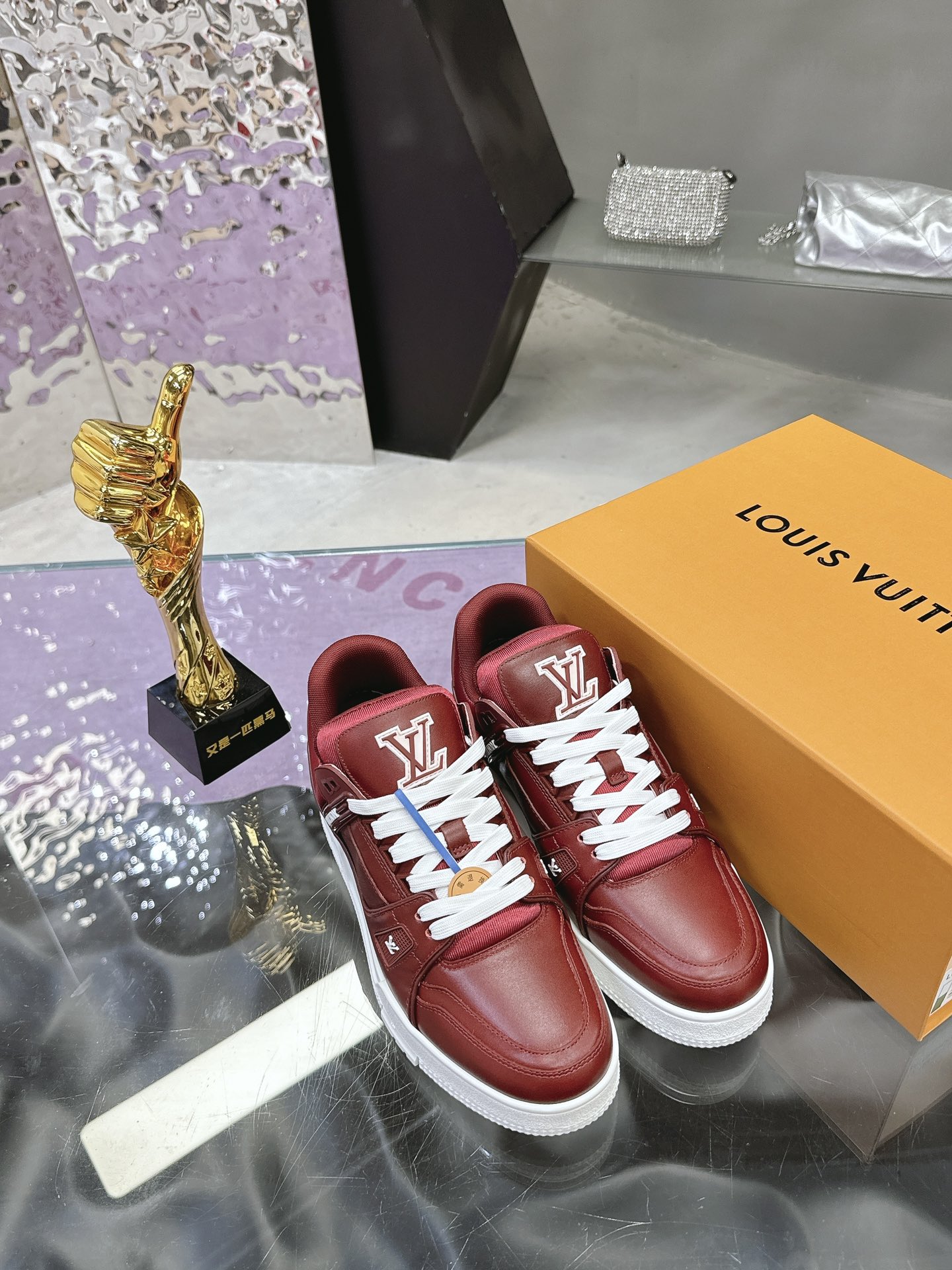 Louis Vuitton LV Trainer Maxi运动鞋将成衣系列的宽松廓形引入VirgilAbloh笔下的LVTrainer运动鞋设计