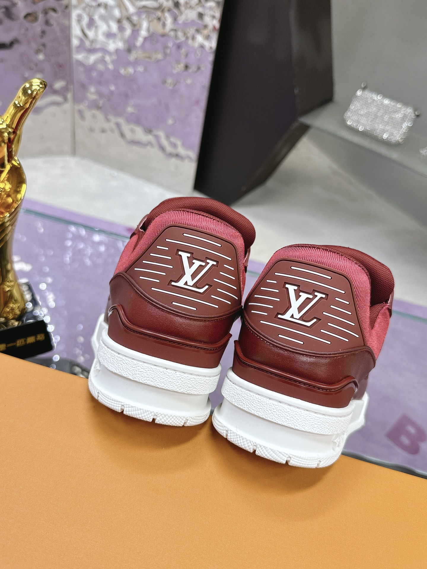 Louis Vuitton LV Trainer Maxi运动鞋将成衣系列的宽松廓形引入VirgilAbloh笔下的LVTrainer运动鞋设计