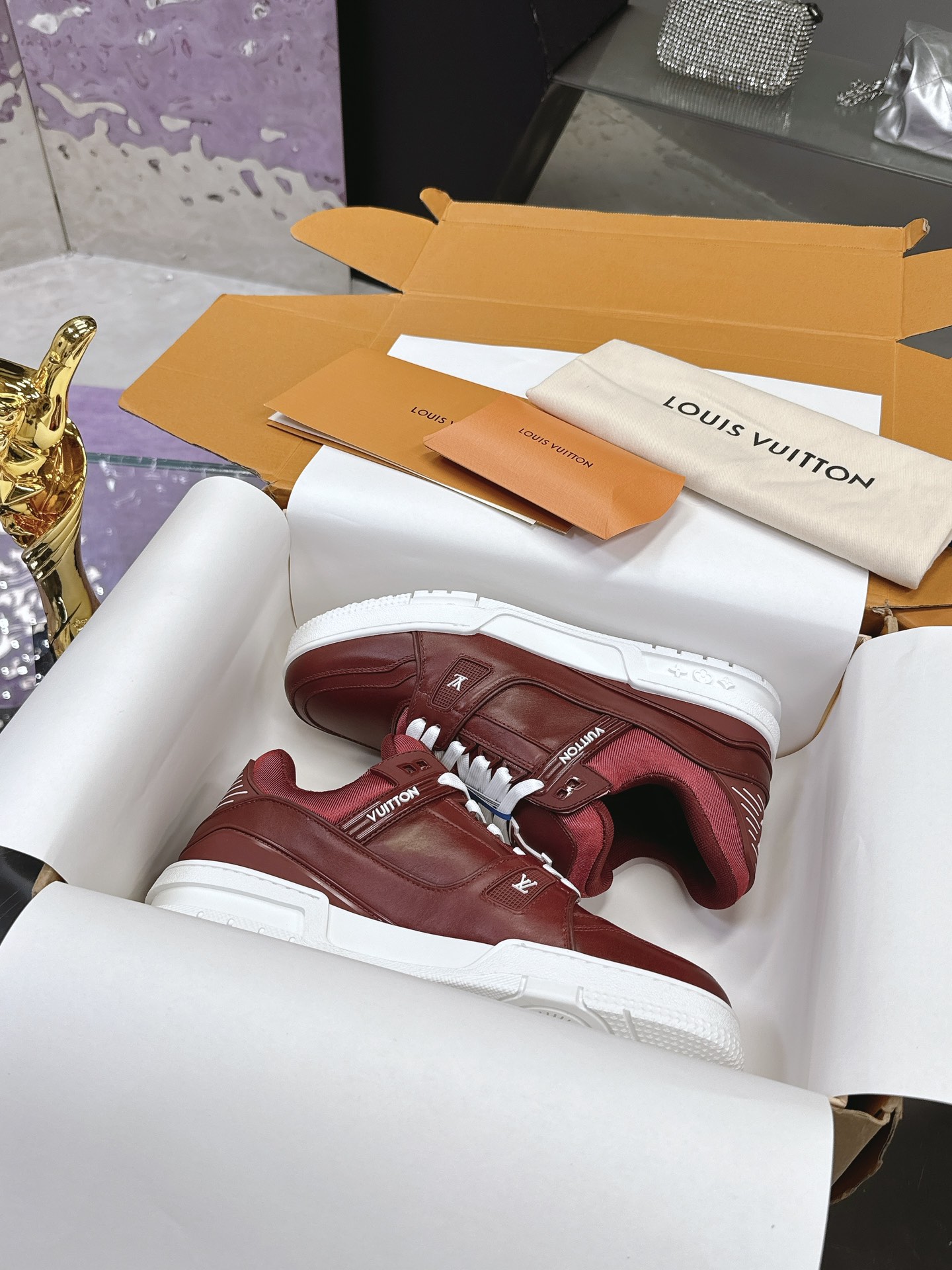 Louis Vuitton LV Trainer Maxi运动鞋将成衣系列的宽松廓形引入VirgilAbloh笔下的LVTrainer运动鞋设计