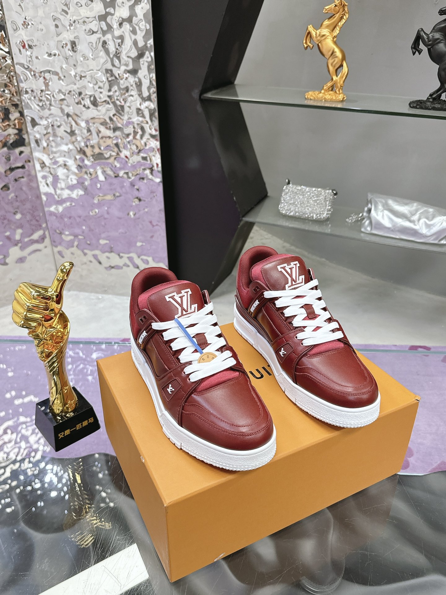 Louis Vuitton LV Trainer Maxi运动鞋将成衣系列的宽松廓形引入VirgilAbloh笔下的LVTrainer运动鞋设计