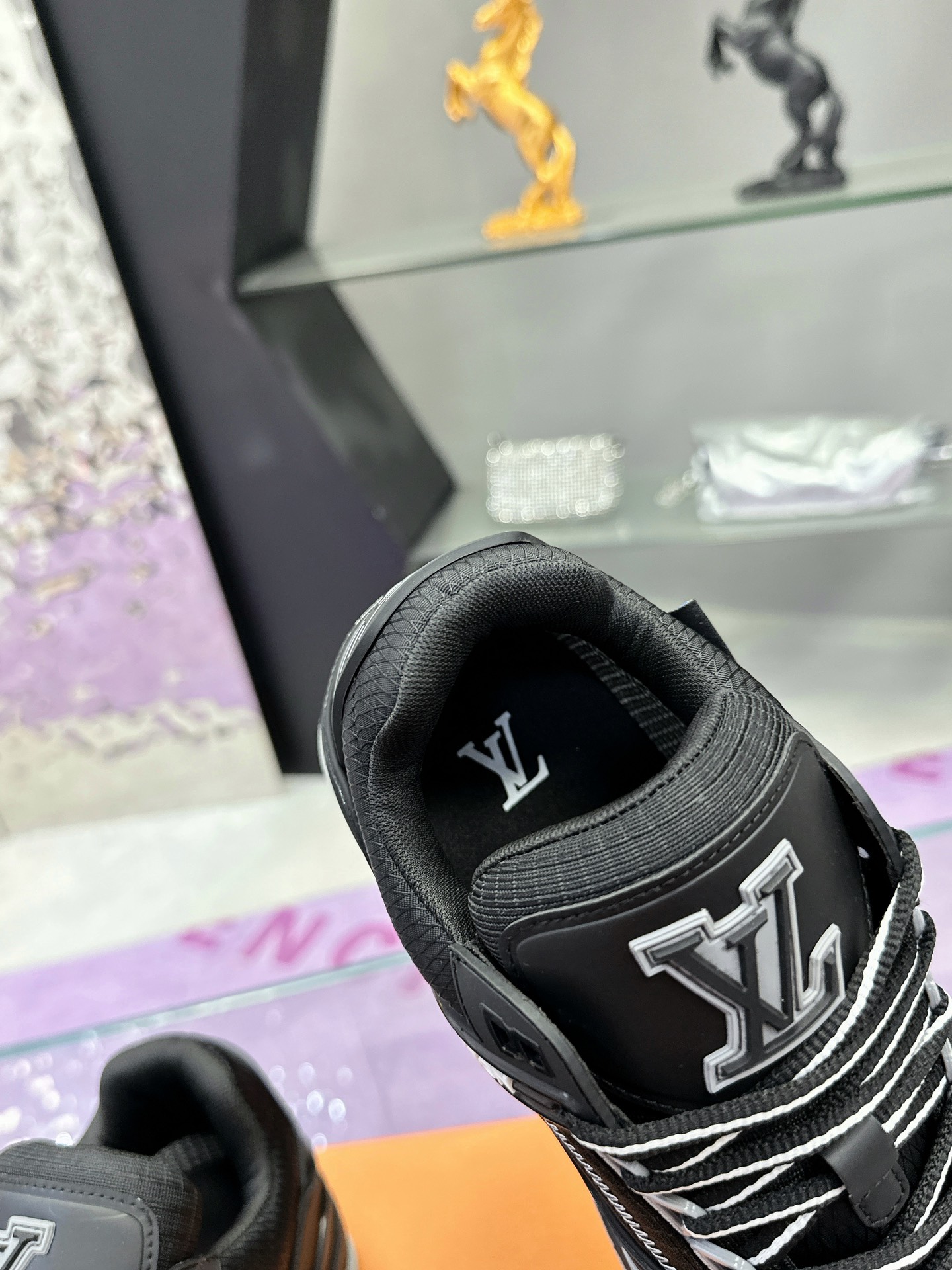 工厂价：370（飞机盒➕10）
2025 官方同步 新颜色 工艺精湛 定制材料 
原版开发 品质出货 欢迎对比 ❥❥❥❥❥❥LV板鞋系列
LV Trainer Maxi运动鞋将成衣系列的宽松廓形引入VirgilAbloh笔下的LVTrainer运动鞋设计，春夏男装秀场瞩目亮相。牛皮革鞋面结合粗犷织物鞋带，以缤纷串珠点明品牌经典元素。LV字母标注鞋舌，Monogram花卉栖身外底。
混合材质
采用头层牛皮制成，进口定制专用印花牛仔布包裹，粗鞋带系带设计，侧面带 Monogram 大印花， 鞋舌及后跟”lv 54“徽章点缀，橡胶外底饰有 Monogram 花卉， 网布内里棉垫脚，舒适性一如既往的达到极致，精品传承，品质至上，值得拥有！
码数：女35-40 男款39-45（46定做不退换）
♡全套包装搭配原版礼盒