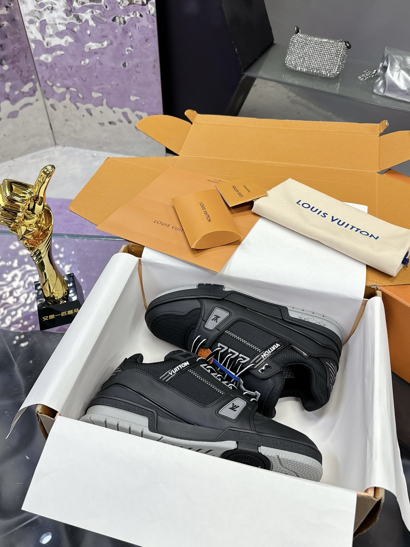 工厂价：370（飞机盒➕10）
2025 官方同步 新颜色 工艺精湛 定制材料 
原版开发 品质出货 欢迎对比 ❥❥❥❥❥❥LV板鞋系列
LV Trainer Maxi运动鞋将成衣系列的宽松廓形引入VirgilAbloh笔下的LVTrainer运动鞋设计，春夏男装秀场瞩目亮相。牛皮革鞋面结合粗犷织物鞋带，以缤纷串珠点明品牌经典元素。LV字母标注鞋舌，Monogram花卉栖身外底。
混合材质
采用头层牛皮制成，进口定制专用印花牛仔布包裹，粗鞋带系带设计，侧面带 Monogram 大印花， 鞋舌及后跟”lv 54“徽章点缀，橡胶外底饰有 Monogram 花卉， 网布内里棉垫脚，舒适性一如既往的达到极致，精品传承，品质至上，值得拥有！
码数：女35-40 男款39-45（46定做不退换）
♡全套包装搭配原版礼盒