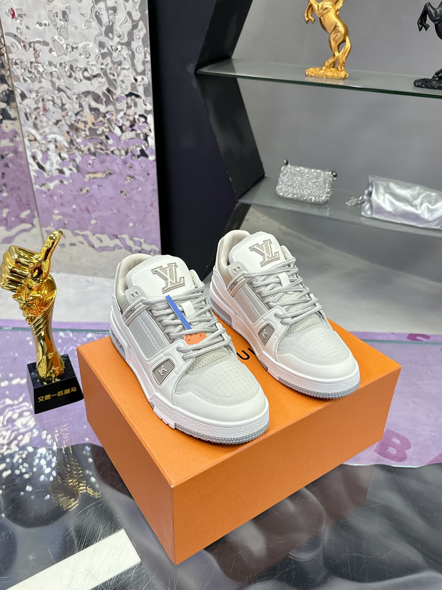 工厂价:370(飞机盒➕10)
2025官方同步 新颜色 工艺精湛 定制材料
原版开发 品质出货 欢迎对比 ❥❥❥❥❥❥LV板鞋系列
LV Trainer Maxi运动鞋将成衣系列的宽松廓形引入VirgilAbloh笔下的LVTrainer运动鞋设计,春夏男装秀场瞩目亮相。牛皮革鞋面结合粗犷织物鞋带,以缤纷串珠点明品牌经典元素。LV字母标注鞋舌,Monogram花卉栖身外底。
混合材质
采用头层牛皮制成,进口定制专用印花牛仔布包裹,粗鞋带系带设计,侧面带 Monogram 大印花, 鞋舌及后跟”lv 54“徽章点缀,橡胶外底饰有 Monogram 花卉, 网布内里棉垫脚,舒适性一如既往的达到极致,精品传承,品质至上,值得拥有!
码数:女35-40 男款39-45(46定做不退换)
♡全套包装搭配原版礼盒
