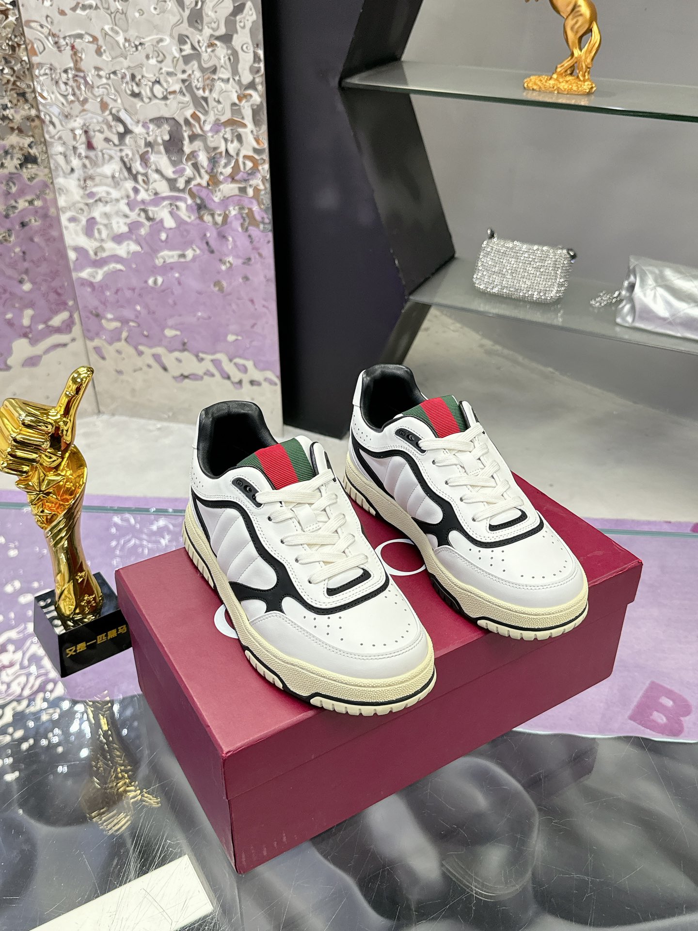 NO:535975,Gucci Gucci latest popular couple sneakers series Original purchase and development Made in goods, this high and low top sneaker adopts a basketball-style silhouette design, cleverly incorporates hollow pieces and old-fashioned effects, showing unique ingenuity. The ingenuity integrates interlocking double G styling accessories and Gucci letters and other brand logo details, paying low-key tribute to the brand design inheritance. Delivery counter exquisite packaging, original custom fabric custom imported cowhide, imported cowhide, imported cowhide, original molded TPU sole, sole thickness: 3cm Size: women's 35-41 men's 38-46 (women 41 men's 38-46 custom made), casual shoes/sports, gucci, gucci, sneakers, cowhide19860909Gucci古驰 最新爆款情侣运动鞋系列 原版购入开发 做货,这款高低帮运动鞋采用篮球风格廓形设计,巧妙融入镂空拼片和做旧效果,尽显别样匠心.匠心融蕴互扣式双G造型配件和Gucci字样等品牌标识细节,低调致敬品牌设计传承. 配送专柜精美包装 面料原版定制进口头层牛皮 内里进口头层牛里 鞋底原版开模TPU鞋底 底厚:3cm Size:女款35-41 男38-46（ 女41 男38 46 订做）,休闲鞋/运动鞋,gucci,gucci,sneakers,cowhide,Women's Shoes