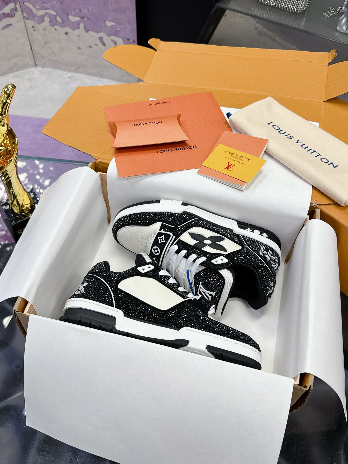 NO:173788,(Couple model) Lv new color Hand-made diamonds will not fall off the diamonds and wear them with confidence (Diamond Velcro) Original development Quality shipping Welcome to compare LV shoe series LV Trainer Maxi sneakers introduce the loose silhouette of the ready-to-wear series into the LVTrainer sneakers design written by Virgil Abloh. The cowhide upper is combined with rough fabric laces to indicate the classic brand elements with colorful beads. LV letters are marked on the tongue, Monogram floral perched on the outsole. Mixed material Made of top layer cowhide, imported custom printed denim wrap, thick lace-up design, Monogram large print on the side, tongue and heel 