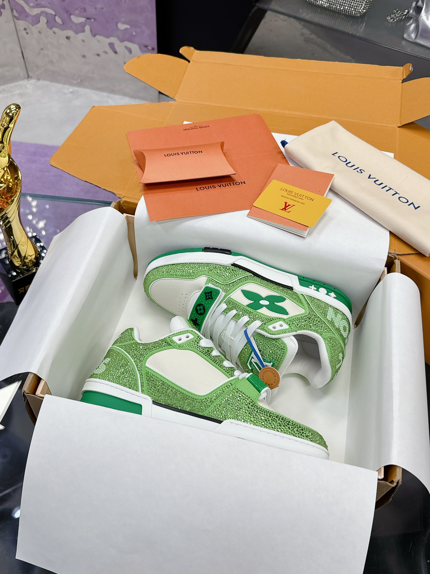 NO:173790,Lv new color: Hand-made drills will not fall off the diamond and wear them with confidence (diamond Velcro) Original development Quality shipping Welcome to compare LV board shoes series LV Trainer Maxi sneakers introduce the loose silhouette of the ready-to-wear series into the LVTrainer sneakers design written by Virgil Abloh. The cowhide upper is combined with rough fabric laces to point out the classic brand elements with colorful beads. The LV letters are marked on the tongue, and Monogram flowers live on the outsole. Mixed material: made of top layer cowhide, imported custom printed denim wrap, thick lace-up design, Monogram large print on the side, tongue and heel 