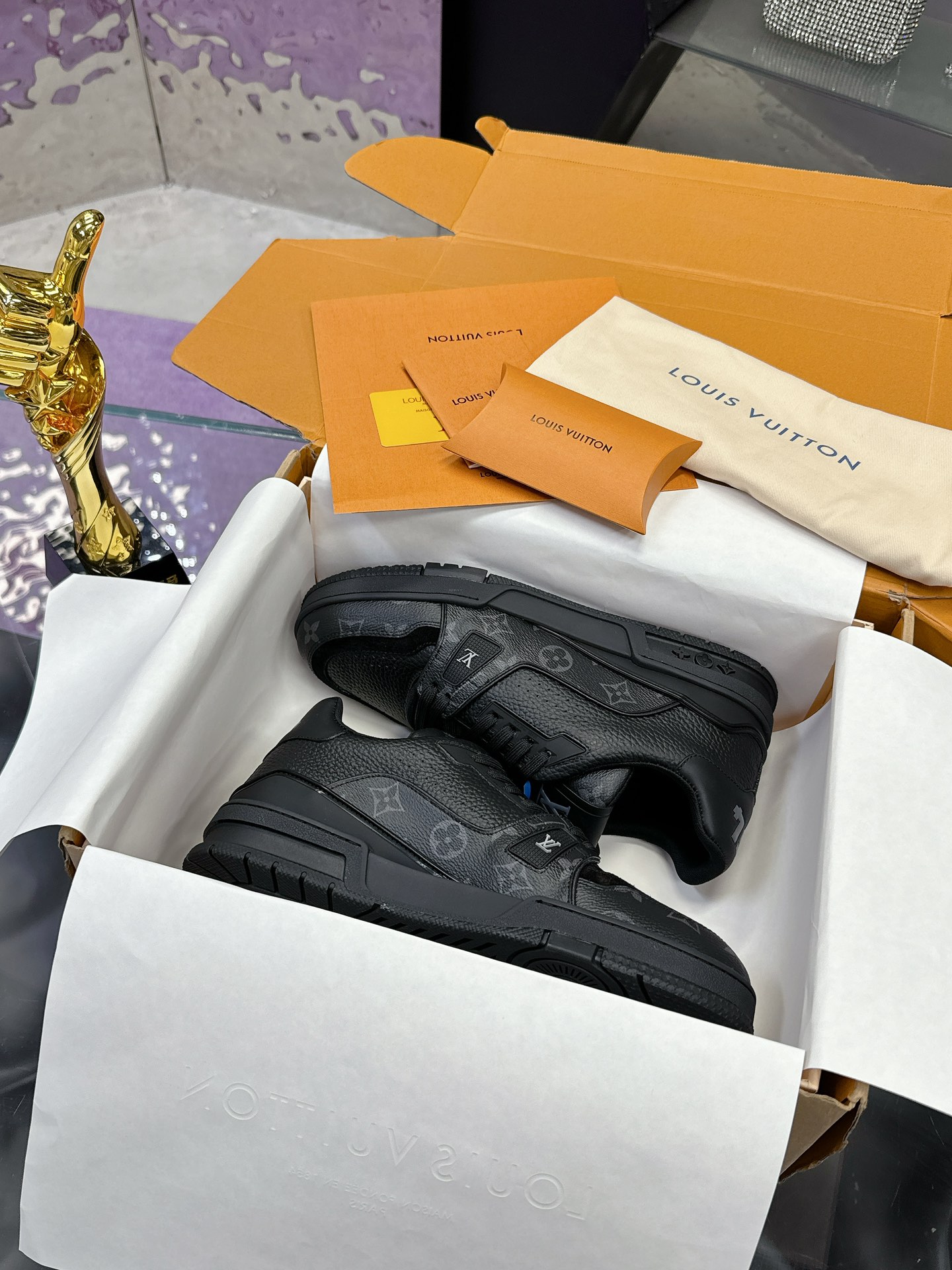 NO:173780,(Aircraft Box 5) Louis Vuitton is a hit product from Donkey!  Trainer shoes, something that everyone must buy, and you will never regret it!  Super versatile and high-end!  All kinds of clothes are easy to match. The most important thing is super attractive. The top OEM factory process is super strict!  The materials are all top cowhide custom-made overseas, and the texture of the leather is the original feeling. It is super high-end, especially the patterns that come out when the shoes are bent, which is completely zp-like!  The outsole is also customized by our private model, exclusive control, the entire font and concave and concave feeling are difficult to distinguish between true and false. Size#Women 35-41 #Men 38-46 (Women 40 41 Male 45 46 Customized, no return or exchange), casual shoes/sports shoes, louis vuitton, louis vuitton, louis vuitton, sneakers, cowhide19860909（飞机盒5） Louis Vuitton 驴家的爆款！trainer板鞋,每个人都必须入的款,绝不后悔！ 超级百搭高级！什么衣服都好搭.最主要是超耐看的. 顶级代工厂制程超严格！材料都是海外定制的顶级牛皮,皮纹质感都是原版的感觉 超高级,特别是鞋子折弯的时候出来的纹路,完完全全就是zp的感觉！ 大底也是我们私模定制的,独家把控,整个字体和凹凸感,真假难辨. Size#女35-41 #男38-46（女40 41 男45 46 定做不退换）,休闲鞋/运动鞋,louis vuitton,louis vuitton,louis vuitton,sneakers,cowhide,Women's Shoes