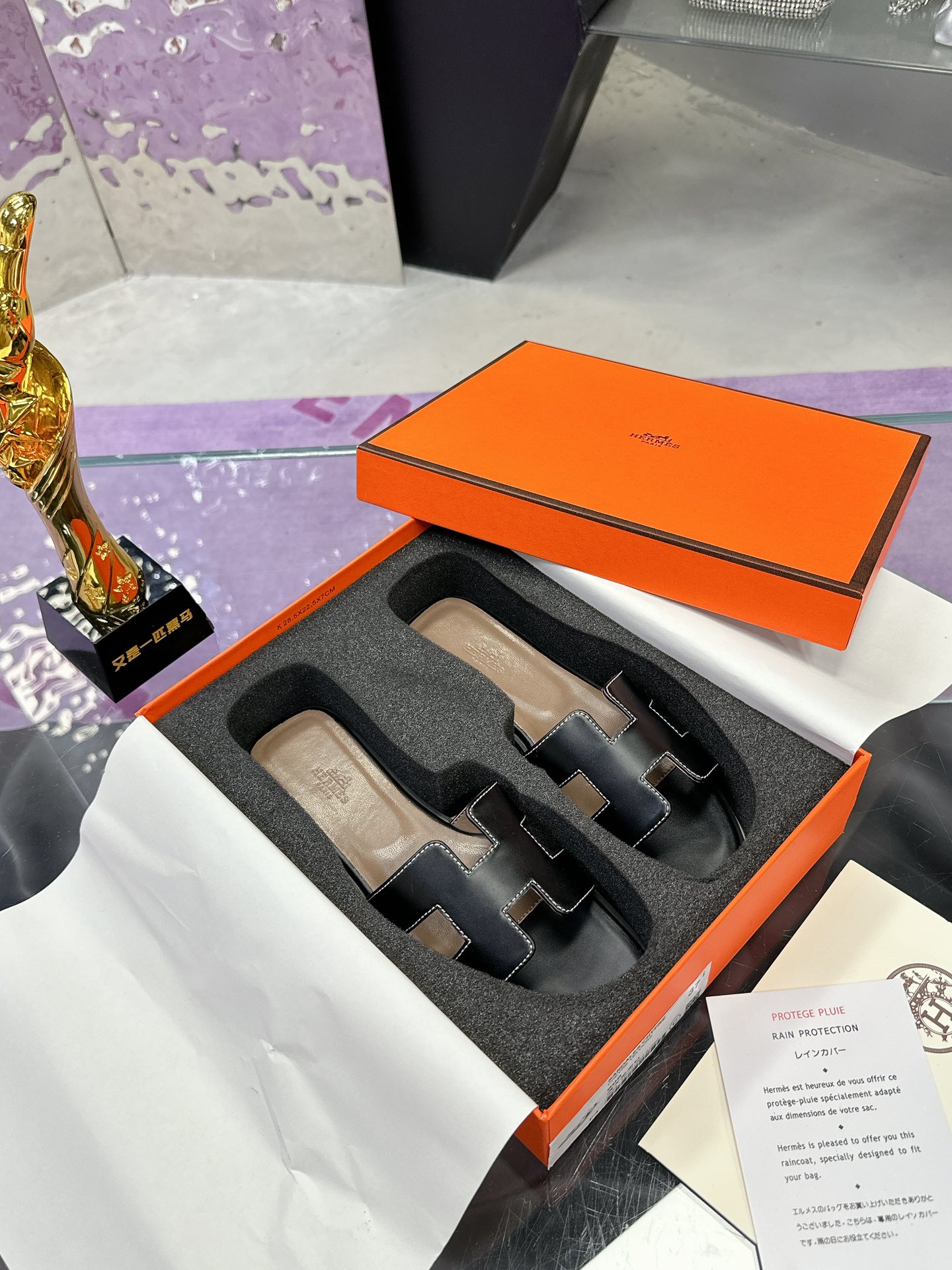 NO:266227,Hermès H tow all network advantages and offers a favorite model for orders. Large factory hand-running volume model. Exquisite craftsmanship. 2025 new colors, full midsole, new version (Hermès). Packaging upgrades, upgrades in the style and workmanship materials. Market high-version pure handmade shoes. Top-grade products Hermès slippers. Size 35-40 (41 42 customized) Full set of exquisite packaging, slippers, hermes, hermes, slippers19860909爱马仕H拖全网优势放货外单最爱的一款 大厂手跑量款 精致工艺 2025新色,中底全包,全新改版（Hermès） 包装升级,版型做工材料升级. 市场高版本纯手工鞋 顶级产品爱马仕拖鞋 码数35-40（41 42定制） 全套精美包装,拖鞋,hermes,hermes,slippers,Women's Shoes