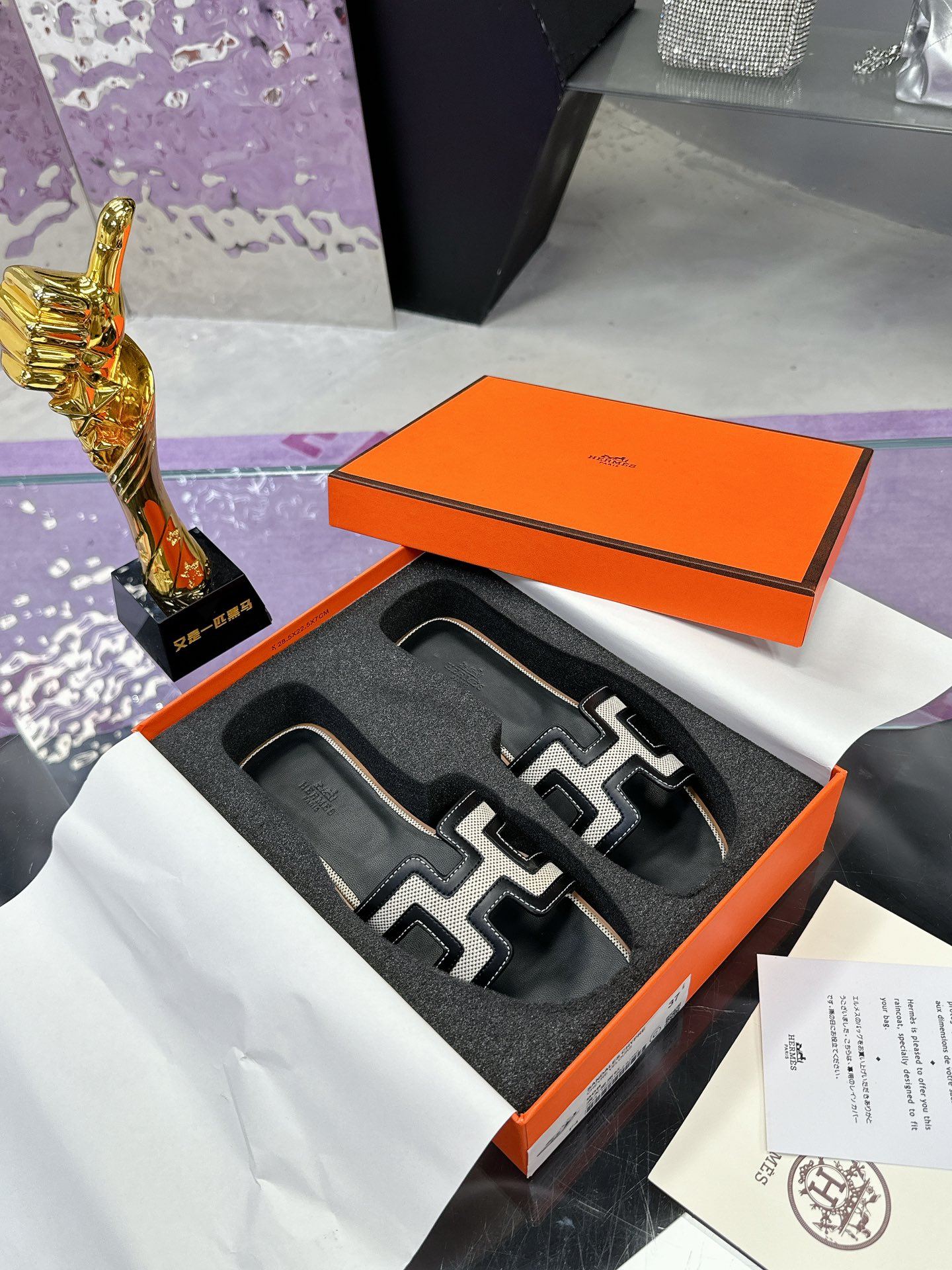 NO:266228,Hermès H tow all network advantages and one of the favorites for orders. Large factory hand-running model. Exquisite craftsmanship. Hermès H slippers. 2025 new colors, midsole all inclusive, new version (Hermès). Packaging upgrades, upgrades in the style and workmanship materials. Market high-version pure handmade shoes. Top-grade products Hermès slippers. Size 35-40 (41 42 customized) Full set of exquisite packaging, slippers, hermes, hermes, slippers19860909爱马仕H拖全网优势放货外单最爱的一款 大厂手跑量款 精致工艺 爱马仕H拖鞋 2025新色,中底全包,全新改版（Hermès） 包装升级,版型做工材料升级. 市场高版本纯手工鞋 顶级产品爱马仕拖鞋 码数35-40（41 42定制） 全套精美包装,拖鞋,hermes,hermes,slippers,Women's Shoes