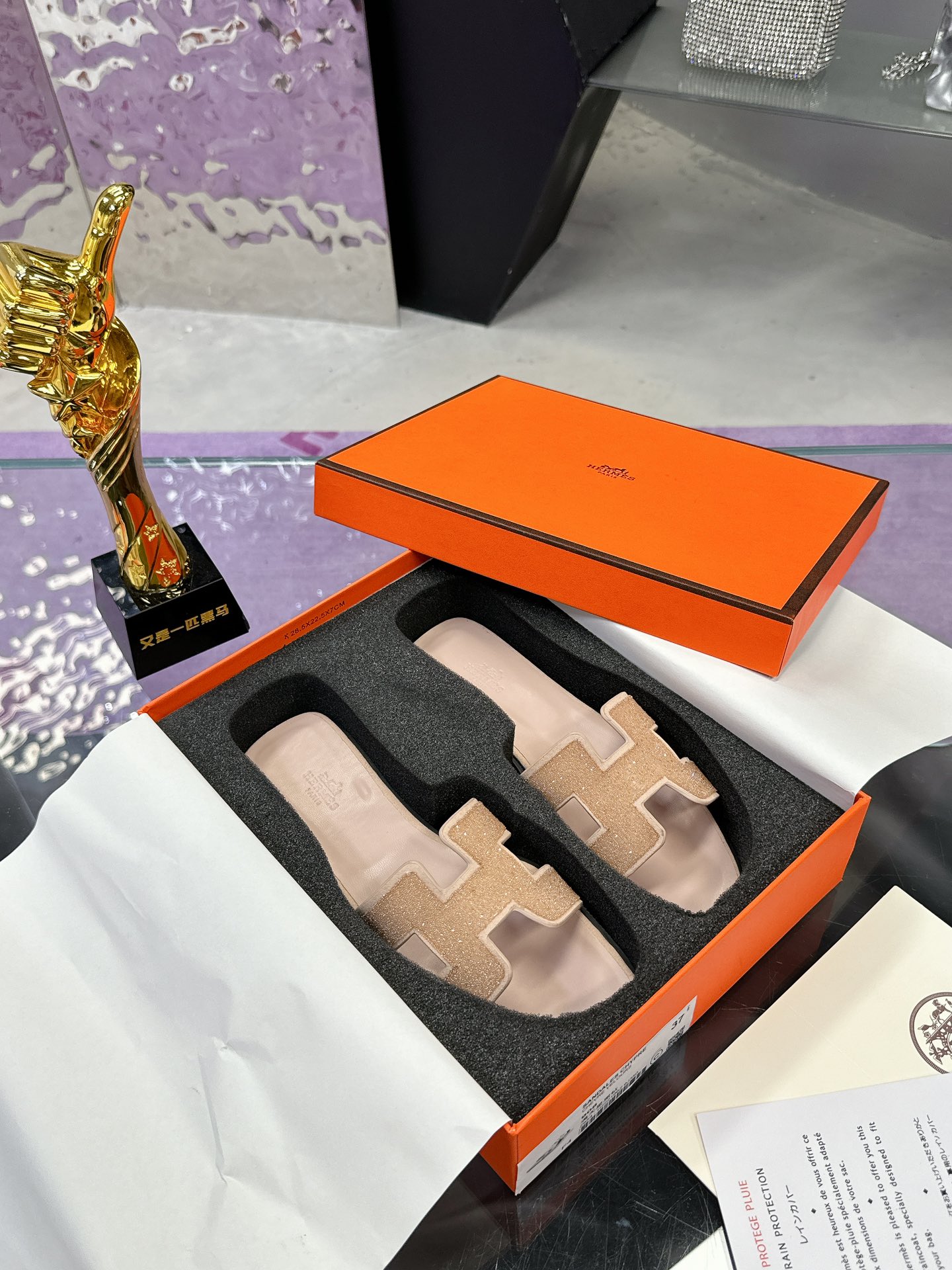 NO:266229,Hermès H tow all network advantages and offers a favorite product for orders. Large factory hand-running model, exquisite craftsmanship, 2025 new colors, full midsole, new version (Hermès), packaging upgrade, pattern workmanship and material upgrade. Market high-version pure handmade shoes, top-grade product Hermès slippers, size 35-40 (41 42 customized) Full set of exquisite packaging, slippers, hermes, hermes, slippers19860909爱马仕H拖全网优势放货外单最爱的一款 大厂手跑量款 精致工艺 2025新色,中底全包,全新改版（Hermès） 包装升级,版型做工材料升级. 市场高版本纯手工鞋 顶级产品爱马仕拖鞋 码数35-40（41 42定制） 全套精美包装,拖鞋,hermes,hermes,slippers,Women's Shoes