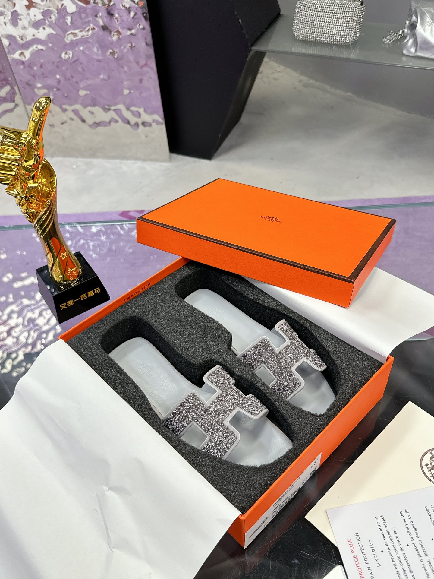 NO:266230,Hermès H tow all network advantages and one of the favorites for orders. Large factory hand-running model. Exquisite craftsmanship. Hermès H slippers. 2025 new colors, midsole all inclusive, new version (Hermès). Packaging upgrades, upgrades in the style and workmanship materials. Market high-version pure handmade shoes. Top-grade products Hermès slippers. Size 35-40 (41 42 customized) Full set of exquisite packaging, slippers, hermes, hermes, slippers19860909爱马仕H拖全网优势放货外单最爱的一款 大厂手跑量款 精致工艺 爱马仕H拖鞋 2025新色,中底全包,全新改版（Hermès） 包装升级,版型做工材料升级. 市场高版本纯手工鞋 顶级产品爱马仕拖鞋 码数35-40（41 42定制） 全套精美包装,拖鞋,hermes,hermes,slippers,Women's Shoes