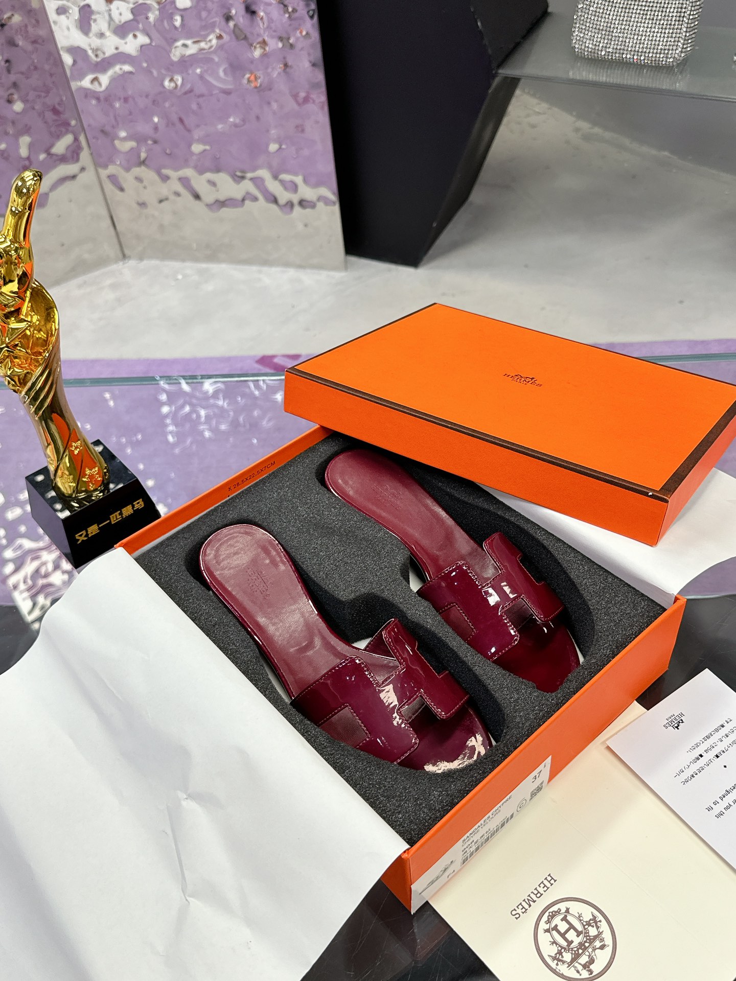 NO:266231,Hermès H tow all network advantages and offers a favorite model for orders. Large factory hand-running volume model. Exquisite craftsmanship. 2025 new colors, full midsole, new version (Hermès). Packaging upgrades, upgrades in the style and workmanship materials. Market high-version pure handmade shoes. Top-grade products Hermès slippers. Size 35-40 (41 42 customized) Full set of exquisite packaging, slippers, hermes, hermes, slippers19860909爱马仕H拖全网优势放货外单最爱的一款 大厂手跑量款 精致工艺 2025新色,中底全包,全新改版（Hermès） 包装升级,版型做工材料升级. 市场高版本纯手工鞋 顶级产品爱马仕拖鞋 码数35-40（41 42定制） 全套精美包装,拖鞋,hermes,hermes,slippers,Women's Shoes