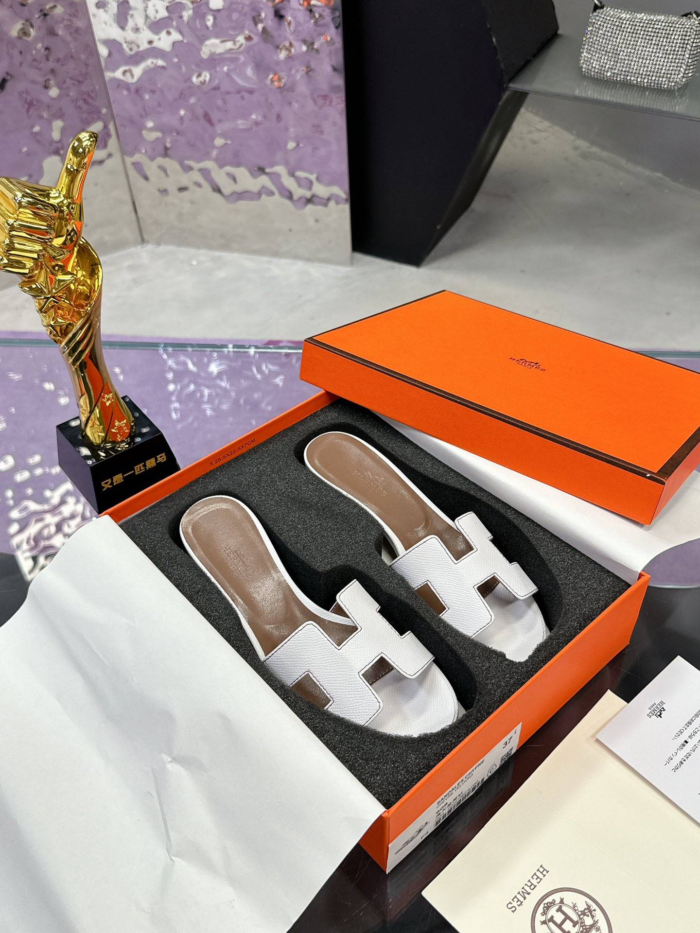 NO:266232,Hermes H tow, the favorite model that can be used to put out orders on the whole network. Large factory hand-running model. Exquisite craftsmanship. Hermes thick heel H tow series. 2025 new colors, midsole, new version (Hermès). Packaging upgrades, pattern workmanship materials upgrades. Market high-version pure handmade shoes. Top-grade product Hermes slippers. Size 35-40 (41 42 customized) Full set of exquisite packaging, slippers, hermes, hermes, slippers19860909爱马仕H拖全网优势放货外单最爱的一款 大厂手跑量款 精致工艺 爱马仕粗跟H拖系列 2025新色,中底全包,全新改版（Hermès） 包装升级,版型做工材料升级. 市场高版本纯手工鞋 顶级产品爱马仕拖鞋 码数35-40（41 42定制） 全套精美包装,拖鞋,hermes,hermes,slippers,Women's Shoes