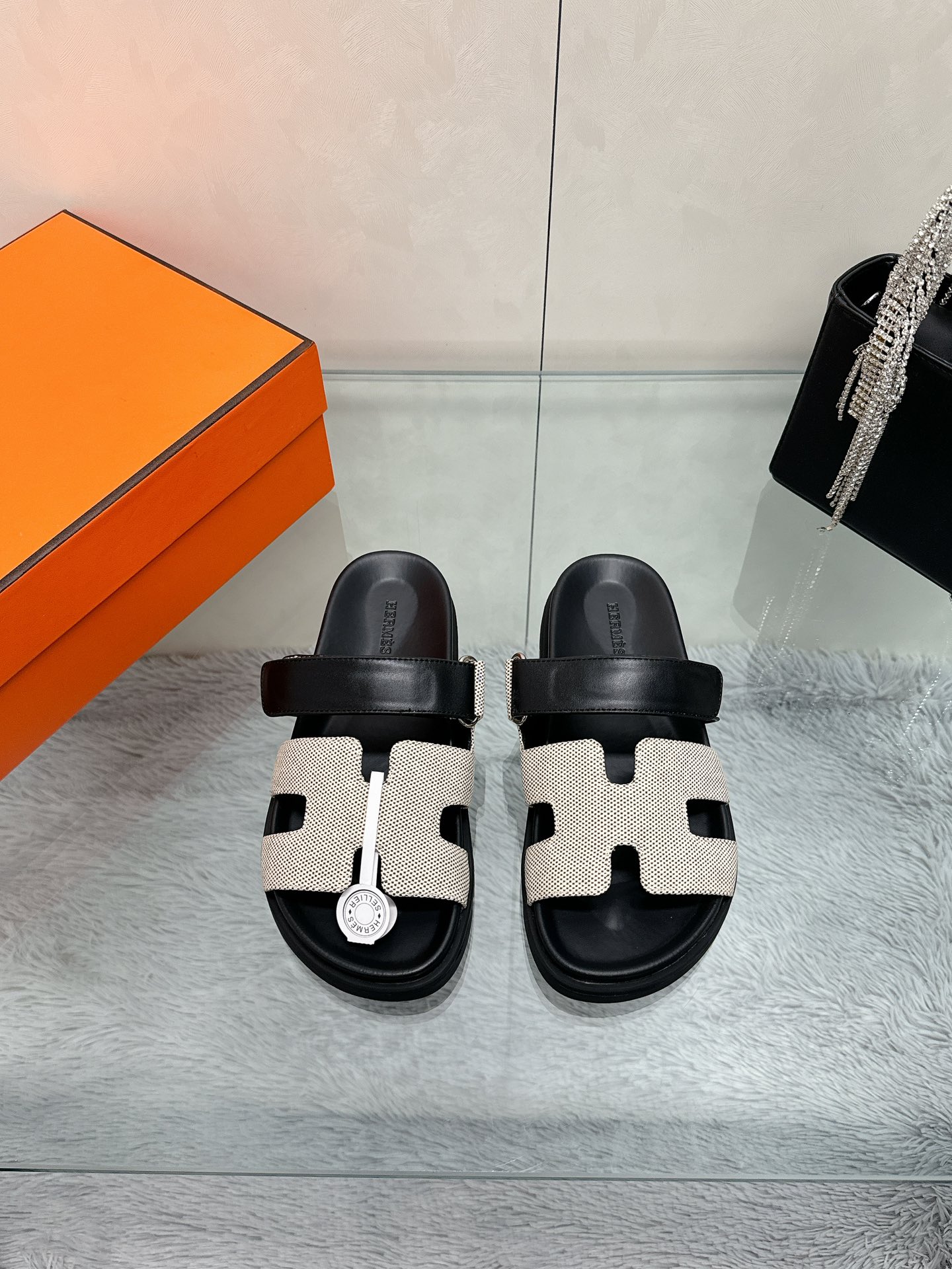 NO:249654,(Couple style, you can customize the colors in the picture) HERMES | 2025 latest Erjiu Magic Solid Wood Slippers Series Classic style with cloud-like feel, barefoot or paired with socks, they are all fashionable and not as fashionable as they are super cute. In summer, you really need versatile slippers. They look good no matter how you match them, and the casual and advanced feel is also great. They are matched with various colored socks, which is very fashionable. Super beautiful and versatile (solid wood sole is not an ordinary sole) Upper cowhide inner cowhide, original open-mold solid wood sole combination, anti-slip and wear-resistant sole, size 35-44 (45 46 customized), slippers, hermes, hermes, slippers, cowhide, socks19860909（情侣款 来图可定制颜色） HERMES爱马仕| 2025 最新款二舅魔术实木拖鞋系列 经典款踩云脚感,光脚或者搭配个袜子穿,都时髦的不行哦超可爱 夏天真的太需要百搭拖鞋了,怎么搭配都好看,随意且高级的感觉舒适度也很棒,搭配各种彩色袜子,潮爆了 超好看百搭（实木大底不是普通底) 鞋面牛皮 内里牛皮 大底原版开模实木底组合防滑耐磨大底 码数女35-44（45 46 定制）,拖鞋,hermes,hermes,slippers,cowhide,socks,Women's Shoes