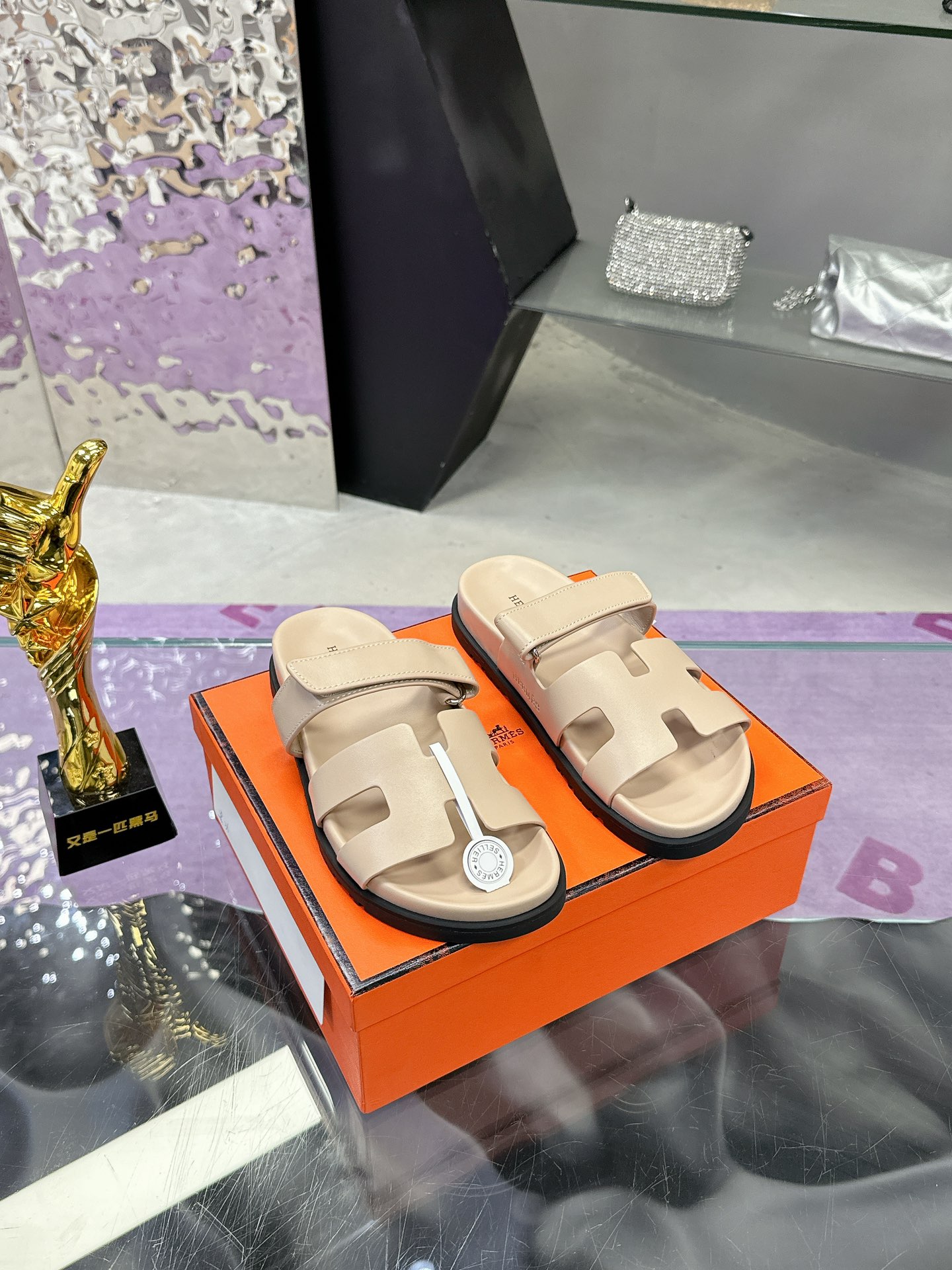 NO:230695,(Couple model 35-44 sizes can be customized in the picture) HERMES | 2025 latest Erjiu Magic Solid Wood Slippers Series Classic style with cloud-like feel, barefoot or paired with socks, they are all fashionable and not as fashionable as they are super cute. In summer, you really need versatile slippers. It looks good no matter how you match it, and the casual and advanced feel is also great. It is fashionable to match it with various colored socks. Super beautiful and versatile (solid wood sole is not an ordinary sole) Upper cowhide inner cowhide, original open-mold solid wood sole combination, anti-slip and wear-resistant outsole size for women 35-44 (45 46 customized), slippers, hermes, hermes, slippers, cowhide, socks19860909（情侣款35-44码数来图可定制颜色） HERMES爱马仕| 2025 最新款二舅魔术实木拖鞋系列 经典款踩云脚感,光脚或者搭配个袜子穿,都时髦的不行哦超可爱 夏天真的太需要百搭拖鞋了,怎么搭配都好看,随意且高级的感觉舒适度也很棒,搭配各种彩色袜子,潮爆了 超好看百搭（实木大底不是普通底) 鞋面牛皮 内里牛皮 大底原版开模实木底组合防滑耐磨大底 码数女35-44（45 46 定制）,拖鞋,hermes,hermes,slippers,cowhide,socks,Women's Shoes