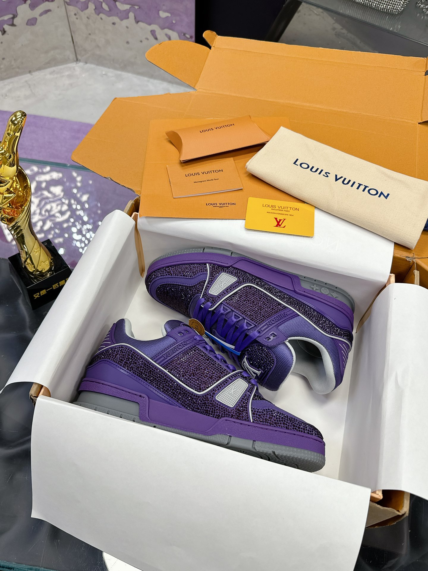 NO:413089,Lv new color Hand-made drills will not fall off the drill and wear it with confidence (drill surface) Original development Quality shipping Welcome to compare LV board shoes series LV Trainer Maxi sneakers introduce the loose silhouette of the ready-to-wear series into the LVTrainer sneakers design written by Virgil Abloh. The cowhide upper is combined with rough fabric laces to point out the classic brand elements with colorful beads. The LV letters are marked on the tongue, and Monogram flowers live on the outsole. Mixed material Made of top layer cowhide, imported custom printed denim wrap, thick lace-up design, Monogram large print on the side, tongue and heel 'lv 54' badge embellishment, rubber outsole with Monogram flowers,  The inner cotton footbed of mesh cloth is as comfortable as ever, with high-quality inheritance and quality first, worth owning!  Size 35-40 for women, men's model 39-44 (45 customized without return) Full package with original gift box, casual shoes/sports shoes, louis vuitton, sneakers, cowhide19860909Lv新颜色 手工钻不会掉钻放心穿（钻面） 原版开发 品质出货 欢迎对比 LV板鞋系列 LV Trainer Maxi运动鞋将成衣系列的宽松廓形引入VirgilAbloh笔下的LVTrainer运动鞋设计,牛皮革鞋面结合粗犷织物鞋带,以缤纷串珠点明品牌经典元素.LV字母标注鞋舌,Monogram花卉栖身外底. 混合材质 采用头层牛皮制成,进口定制专用印花牛仔布包裹,粗鞋带系带设计,侧面带 Monogram 大印花, 鞋舌及后跟”lv 54“徽章点缀,橡胶外底饰有 Monogram 花卉, 网布内里棉垫脚,舒适性一如既往的达到极致,精品传承,品质至上,值得拥有！ 码数女款35-40 男款39-44（45定做不退换） 全套包装搭配原版礼盒,休闲鞋/运动鞋,louis vuitton,sneakers,cowhide,Women's Shoes