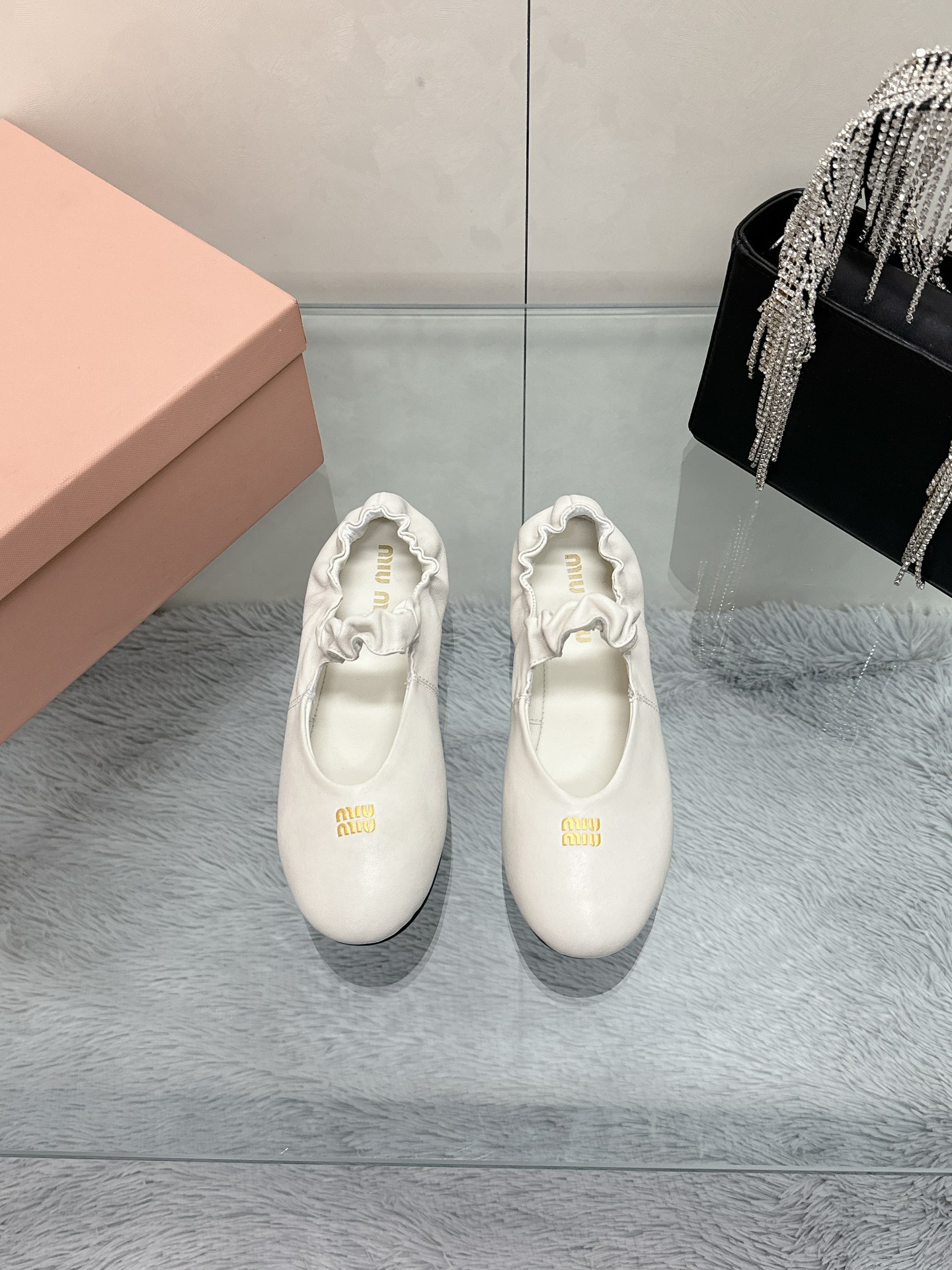 NO:262245,Miu Miu 25ss new spring and summer ballet shoes The Miao family integrates the agility of ballet into daily life. It uses modern brushstrokes to portray the classic outline of dance shoes!  Super soft sheepskin ballet shoes. Draw inspiration from classic Japanese shoes. Simple but not complicated to suit a variety of styles. Sporty and fashionable. Imported sheepskin upper, water-dyed sheepskin, original open molded rubber sole. Size35-40, ballet shoes, miumiu, sheepskin19860909Miu Miu 缪缪 25ss 春夏季新款 芭蕾舞鞋 缪家以芭蕾的灵动意韵融于日常. 以现代笔触刻画舞鞋经典轮廓！超软的绵羊皮质款芭蕾舞鞋. 从经典日式鞋履汲取灵感. 简而不繁适合多种造型. 步履之间灵动时髦 鞋面进口绵羊皮 内里水染羊皮里 原版开模橡胶大底 Size35-40,芭蕾舞鞋,miumiu,sheepskin,Women's Shoes