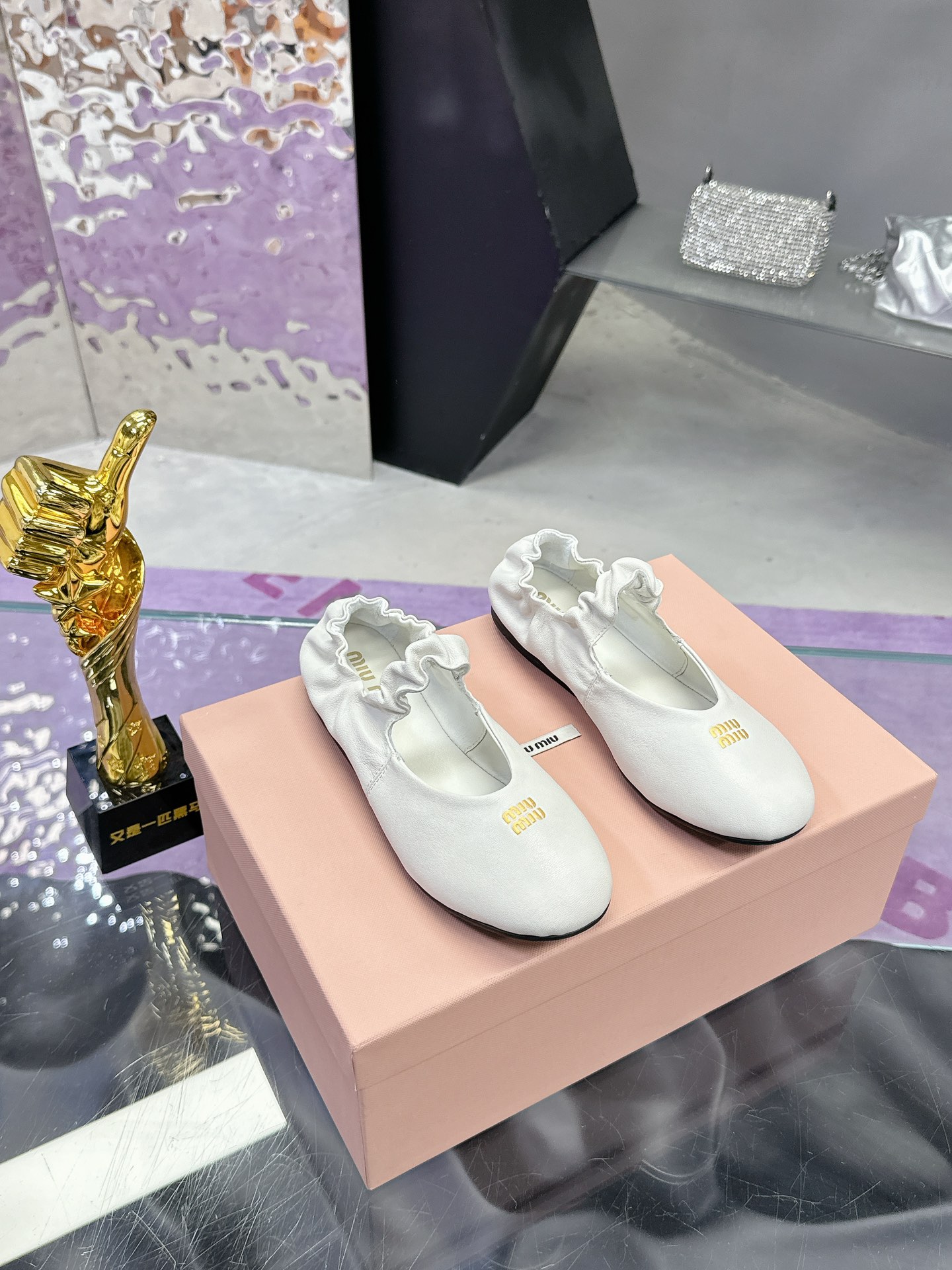 NO:423518,Miu Miu 25ss new spring and summer ballet shoes The Miao family integrates the agility of ballet into daily life. It uses modern brushstrokes to portray the classic outline of dance shoes!  Super soft sheepskin ballet shoes. Draw inspiration from classic Japanese shoes. Simple but not complicated to suit a variety of styles. Sporty and fashionable. Imported sheepskin upper, water-dyed sheepskin, original open molded rubber sole. Size35-40, single shoes, miumiu, sheepskin19860909Miu Miu 缪缪 25ss 春夏季新款 芭蕾舞鞋 缪家以芭蕾的灵动意韵融于日常. 以现代笔触刻画舞鞋经典轮廓！超软的绵羊皮质款芭蕾舞鞋. 从经典日式鞋履汲取灵感. 简而不繁适合多种造型. 步履之间灵动时髦 鞋面进口绵羊皮 内里水染羊皮里 原版开模橡胶大底 Size35-40,单鞋,miumiu,sheepskin,Women's Shoes