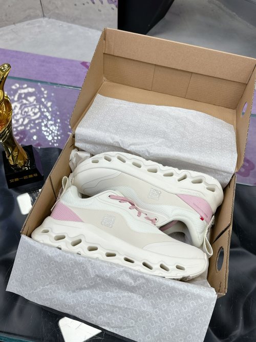 OnRunning x Loewe Cloudtilt 2.0: Stylish & Comfortable Running Shoes - Citywalk Ready 1 OnRunning x Loewe Cloudtilt 2.0: Stylish & Comfortable Running Shoes - Citywalk Ready