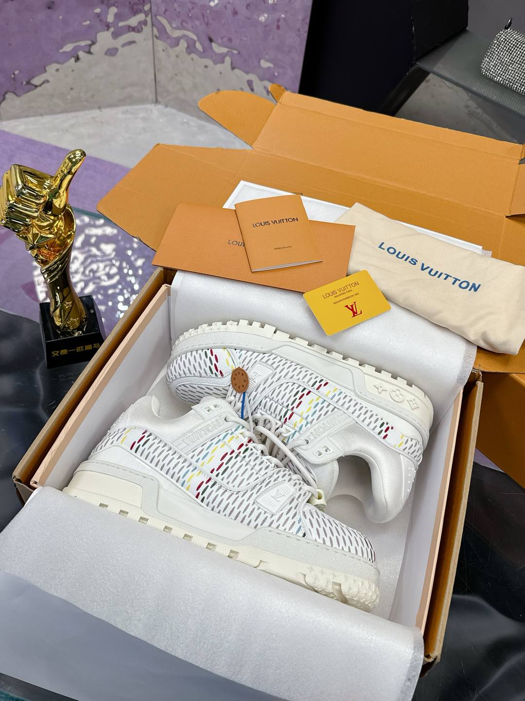 NO:167730,Craftsmanship Recommendations Fat Ding Craftsmanship If you know the goods, you will know how complicated the program is. The latest LV Donkey Brand L's latest showcase model Fat Ding Ding TRAINER MAXI bread shoes Skateboard shoes Casual Couple style Sports shoes DIY beads Original purchase and development Made this model LV Trainer Maxi sports shoes are made of soft cowhide leather, and the original LV Trainer sneakers are designed with large silhouettes and slim outsoles. The design of the original LV Trainer sneakers is inspired by retro basketball shoes. Rubber LV letters marked with upper, Monogram flowers are in the outsole. Exquisite packaging of the delivery counter Fabric: Original custom imported top layer cowhide Inner: Original custom breathable net Outsole: Original open mold TPU combination sole Sole: 4CM Size:  Women's 35-41 Men's 39-45, casual shoes/sports shoes, louis vuitton, louis vuitton, louis vuitton, sneakers, cowhide19860909工艺款 重磅推荐 胖丁工艺款 懂货就知道程序多复杂了 LV驴牌L家最新走秀款 胖墩墩 胖嘟嘟 胖丁TRAINER MAXI面包鞋 滑板鞋 休闲 情侣款 运动鞋 DIY串珠 原版购入开发 做货 本款 LV Trainer Maxi 运动鞋取材柔软牛皮革,以大号廓型和凸纹外底重绎原版 LV Trainer 运动鞋设计,演绎复古篮球鞋的灵感启发.橡胶 LV 字母标注鞋面,Monogram 花卉栖身外底. 配送专柜精美包装 面料: 原版定制进口头层牛皮 内里: 原版定制透气网里 大底: 原版开模TPU组合大底 底厚: 4CM Size: 女款35-41男款39-45,休闲鞋/运动鞋,louis vuitton,louis vuitton,louis vuitton,sneakers,cowhide,Women's Shoes