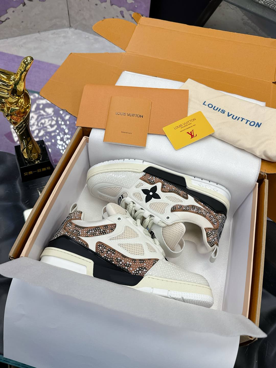 NO:167724,Bread shoes are added with new colors. Craft series 5/ Louis Vuitton catwalk skate shoes hits. LOUIS VUITTON Trainer is undoubtedly one of the most successful Sneakers launched by luxury brands. However, the pace of exploration will not stop LOUISVUITTON will also bring a new skate shoe series in spring 2025. The new series in the picture returns to the 1990s. Chunky Skate Shoes feels like the upper, the leather and mesh are made of uppers, the large silhouette and thick shoelaces are very eye-catching, and it is expected to have quite a lot of color matching like Trainer. Combined with the previous DIOR show skate shoes, this Chunky style may be stronger next year. Size: Women 35-40 Men 39-46, casual shoes/sports shoes, dior, louis vuitton, louis  vuitton,sneakers19860909面包鞋 又加新颜色啦 工艺系列 5/ 路易威登走秀滑板鞋爆款, LOUIS VUITTON Trainer无疑是奢侈品牌推出的最成功的Sneaker之一,不过探索的脚步并不会停LOUISVUITTON也将在2025年春季带来全新滑板鞋系列.图中新系列回到了90年代 Chunky Skate Shoes既视感,皮革与网面打造鞋面,肥大的廓形与粗鞋带都非常惹眼,预计也会像Trainer一样拥有相当多的配色.结合此前 DIOR秀场滑板鞋来看,明年或许这股Chunky风会更加强劲. Size:女35-40 男39-46,休闲鞋/运动鞋,dior,louis vuitton,louis vuitton,sneakers,Women's Shoes