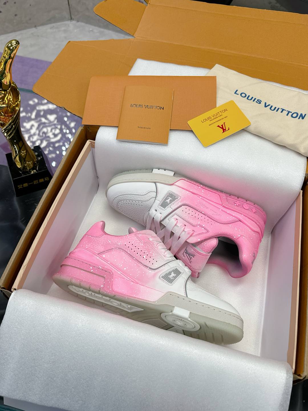 NO:167721,(Craftsmanship style, hand-made color, old color, couple style) Original development, quality shipping, welcome to compare LV shoe series LV Trainer Maxi sneakers introduce the loose silhouette of the ready-to-wear series into the LVTrainer sneaker design of Virgil Abloh, and made its debut in the spring and summer men's clothing show. The cowhide upper combines rough fabric laces to point out the classic brand elements with colorful beads. The LV letters marked the tongue, and Monogram flowers live on the outsole. The mixed material is made of top layer cowhide, wrapped in imported custom-made special printed denim, thick lace-up design, with Monogram large print on the side, the tongue and heel 